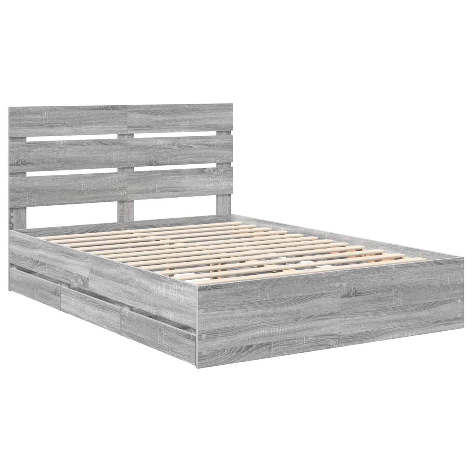 Graues Holzbettgestell mit Lamellenkopf- und Fußteil, aus einem Dreiviertelwinkel aufgenommen, ohne Matratze oder Bettwäsche.