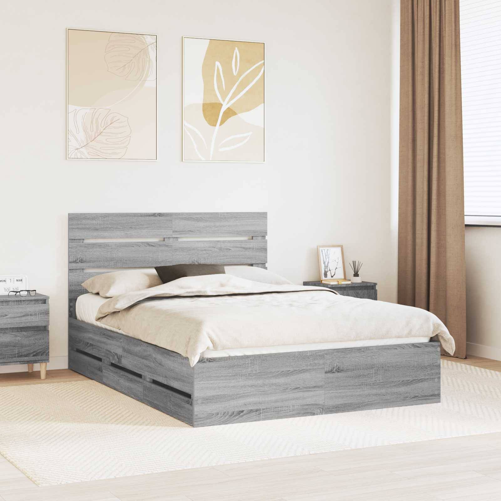 Ein modernes Schlafzimmer mit einem Bett aus grauem Holz, weißer Bettwäsche, zwei Nachttischen und beige Wandkunst. Beige Vorhänge verdecken das Fenster.