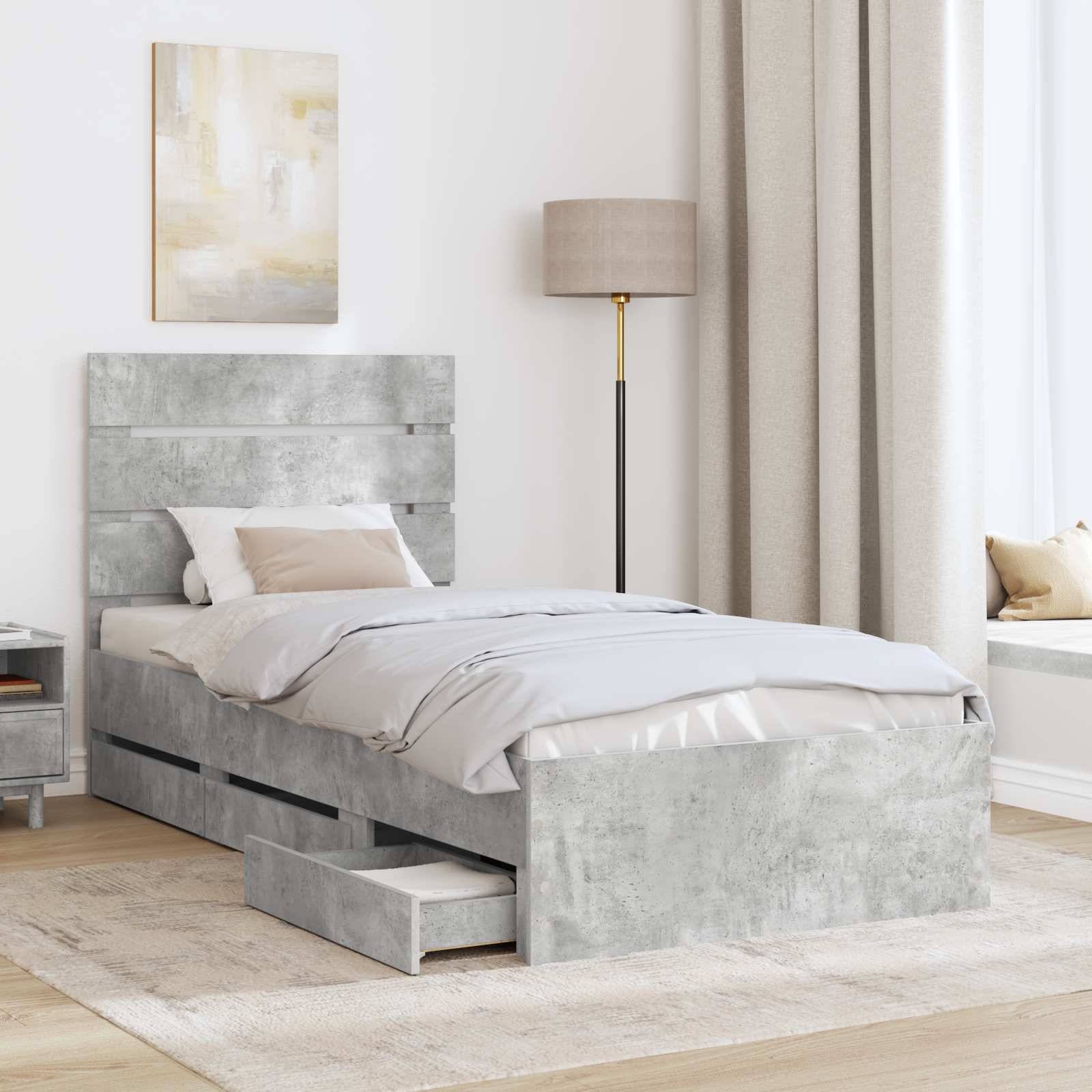 Ein modernes Schlafzimmer mit einem grauen Bett mit ausziehbaren Schubladen, weißer Bettwäsche, einer Stehlampe, abstrakter Wandkunst und einem Fenster mit Vorhängen.