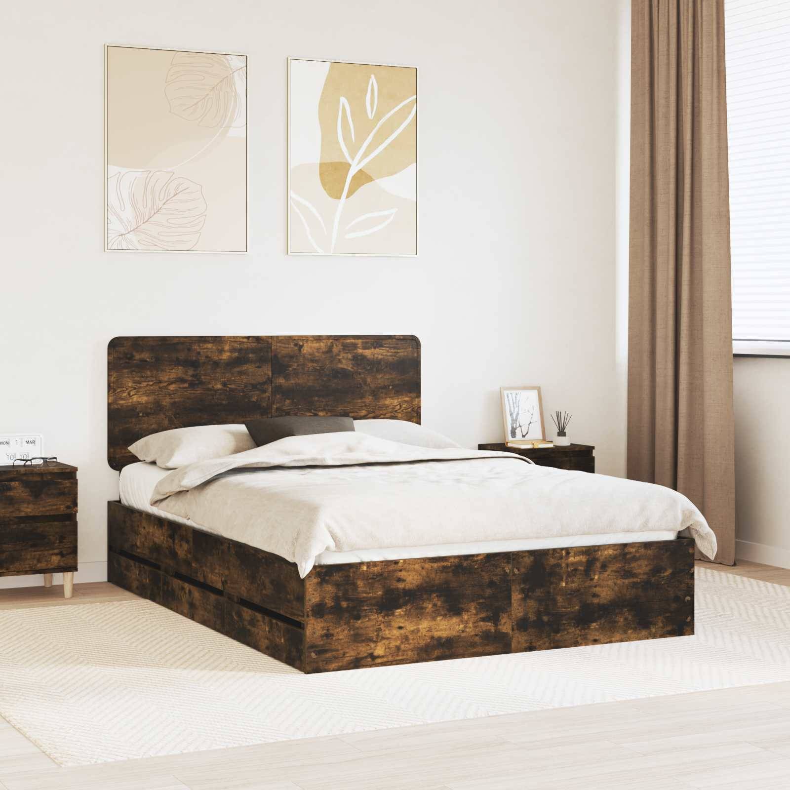 Ein gemütliches Schlafzimmer mit einem Holzbett und passendem Nachttisch. Die hellgefärbten Wände schmücken abstrakte Kunstwerke. Weiches natürliches Licht fällt durch ein Fenster herein.