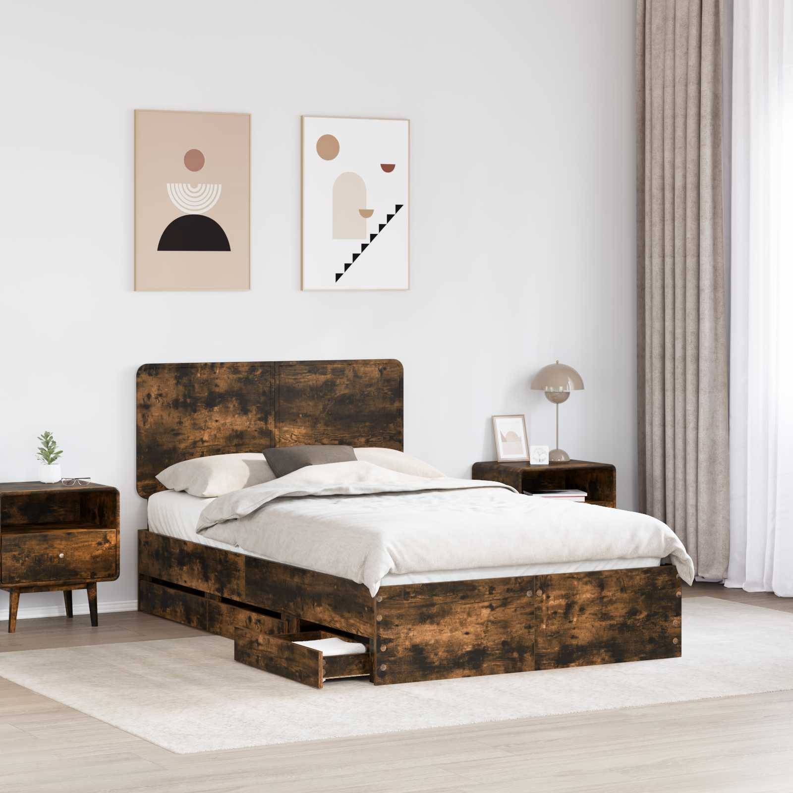 Ein modernes Schlafzimmer mit einem Holzbett mit Stauraum darunter, passenden Nachttischen und minimalistischer Wandkunst.