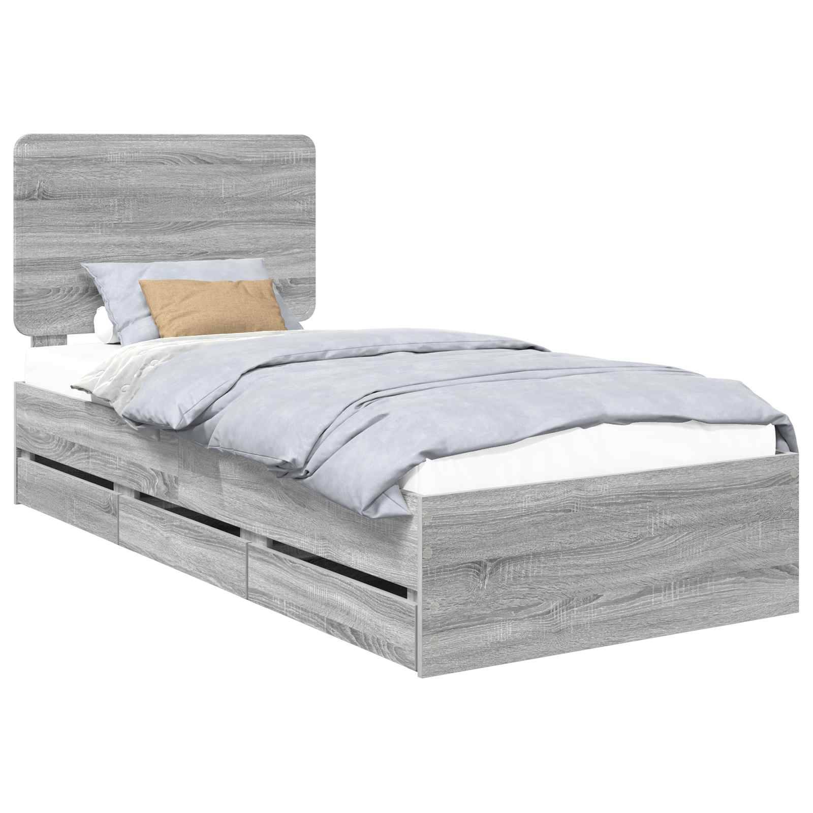 Ein grauer Holzbettrahmen mit hohem Kopfteil, ausgestattet mit einem ordentlich gemachten Bett mit hellfarbiger Bettwäsche und einem Dekokissen.