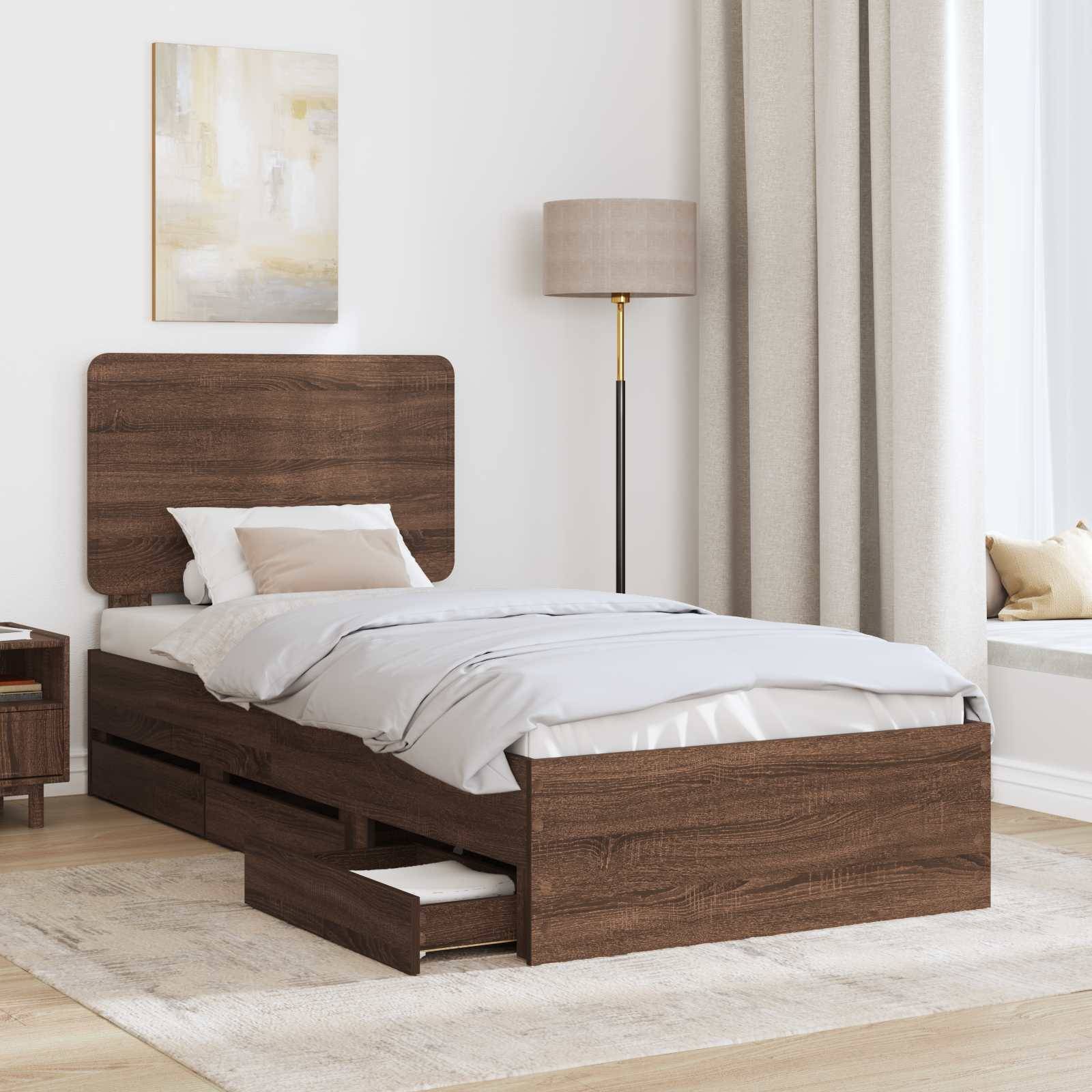 Ein modernes Schlafzimmer mit einem Holzbett, weißen und beigen Bettwäschesets, einem Nachttisch mit einer Lampe, einer Stehlampe und einer Fensterbank.