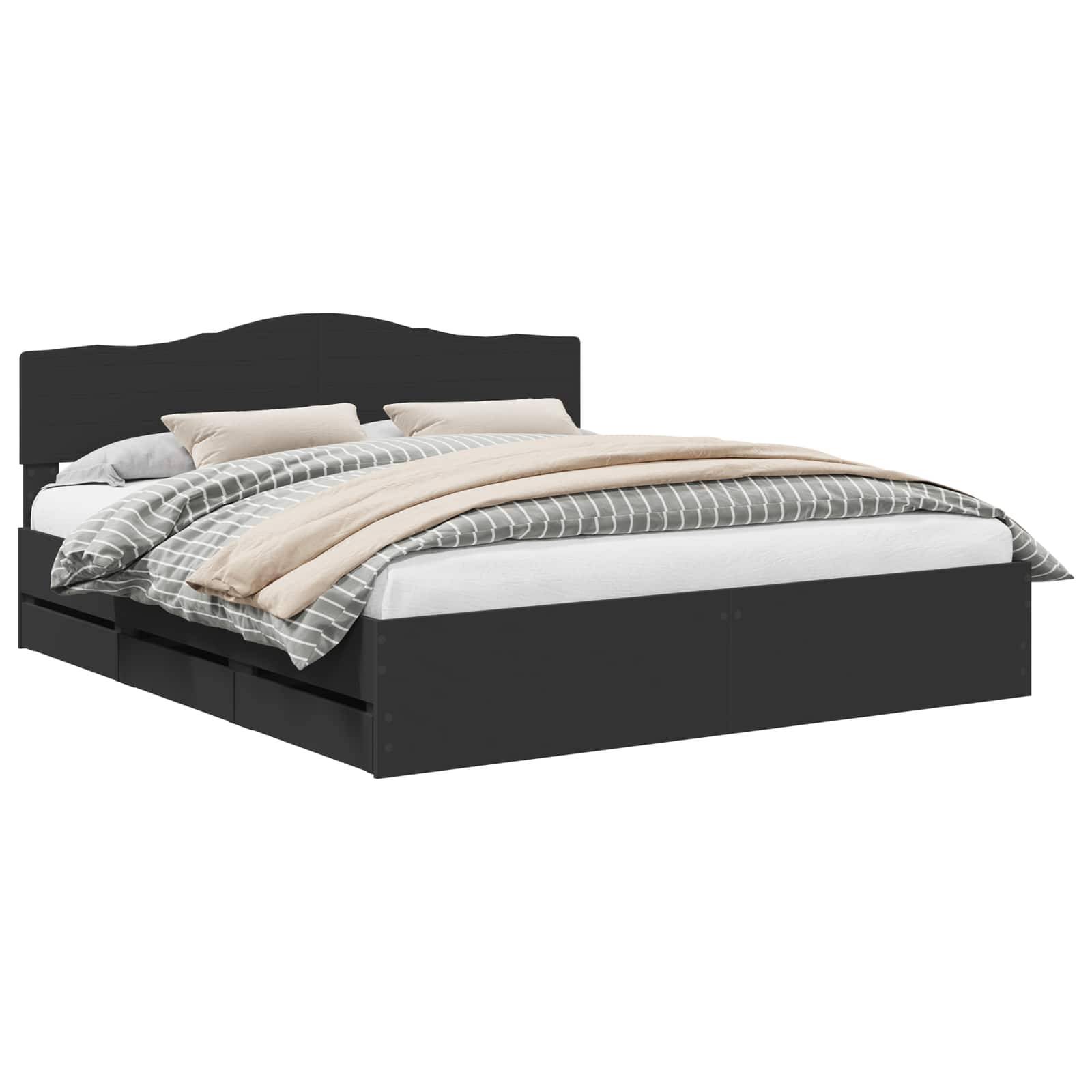 Ein schwarzes Holzbett mit Aufbewahrungsschubladen, eine weiße Matratze, beige und graue Bettwäsche und Kissen.