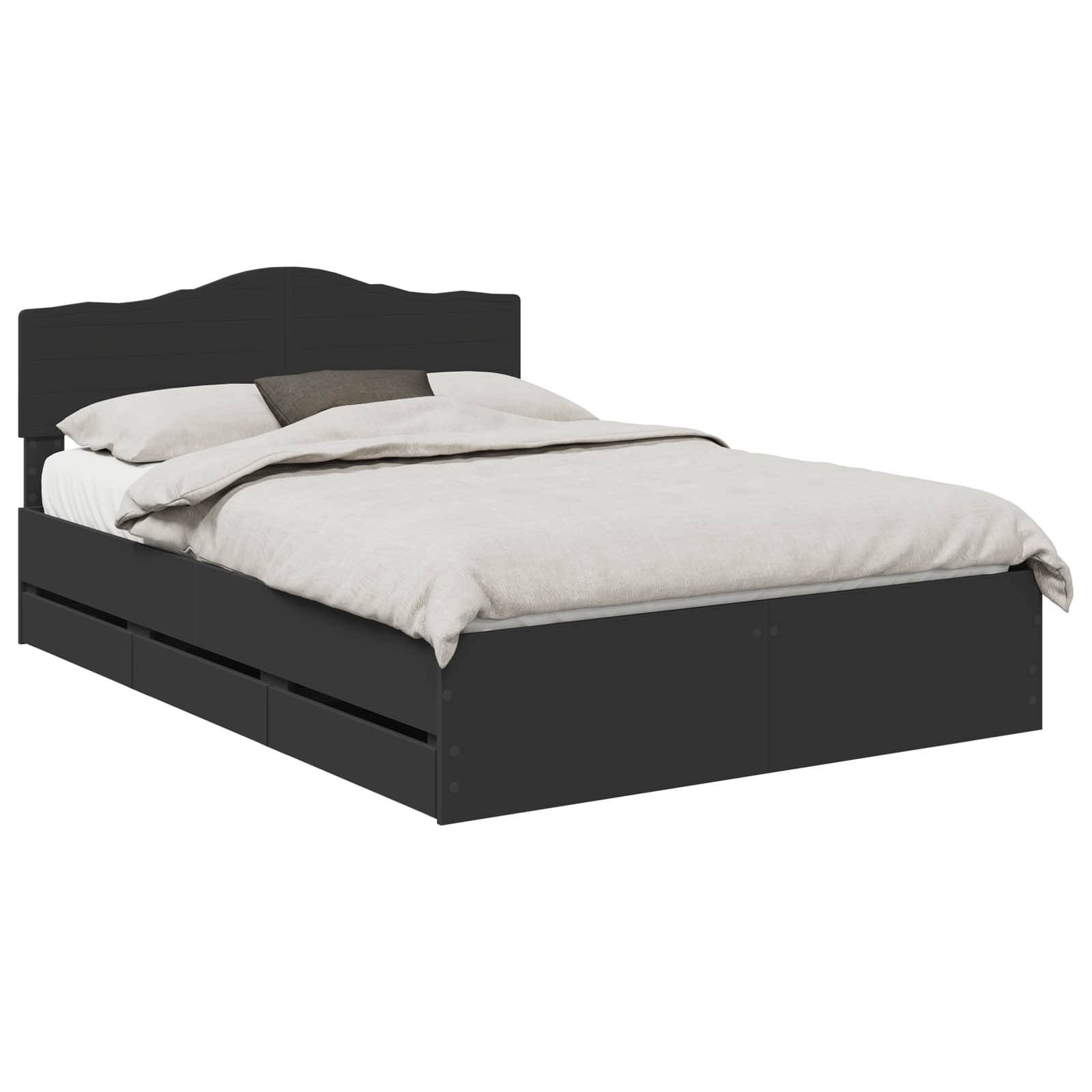 Ein schwarzes Holzbett mit einem geschwungenen Kopfteil, beigefarbener Bettwäsche und einem dunklen Akzentkissen. Das Bett verfügt über integrierte Staurageschubladen darunter.