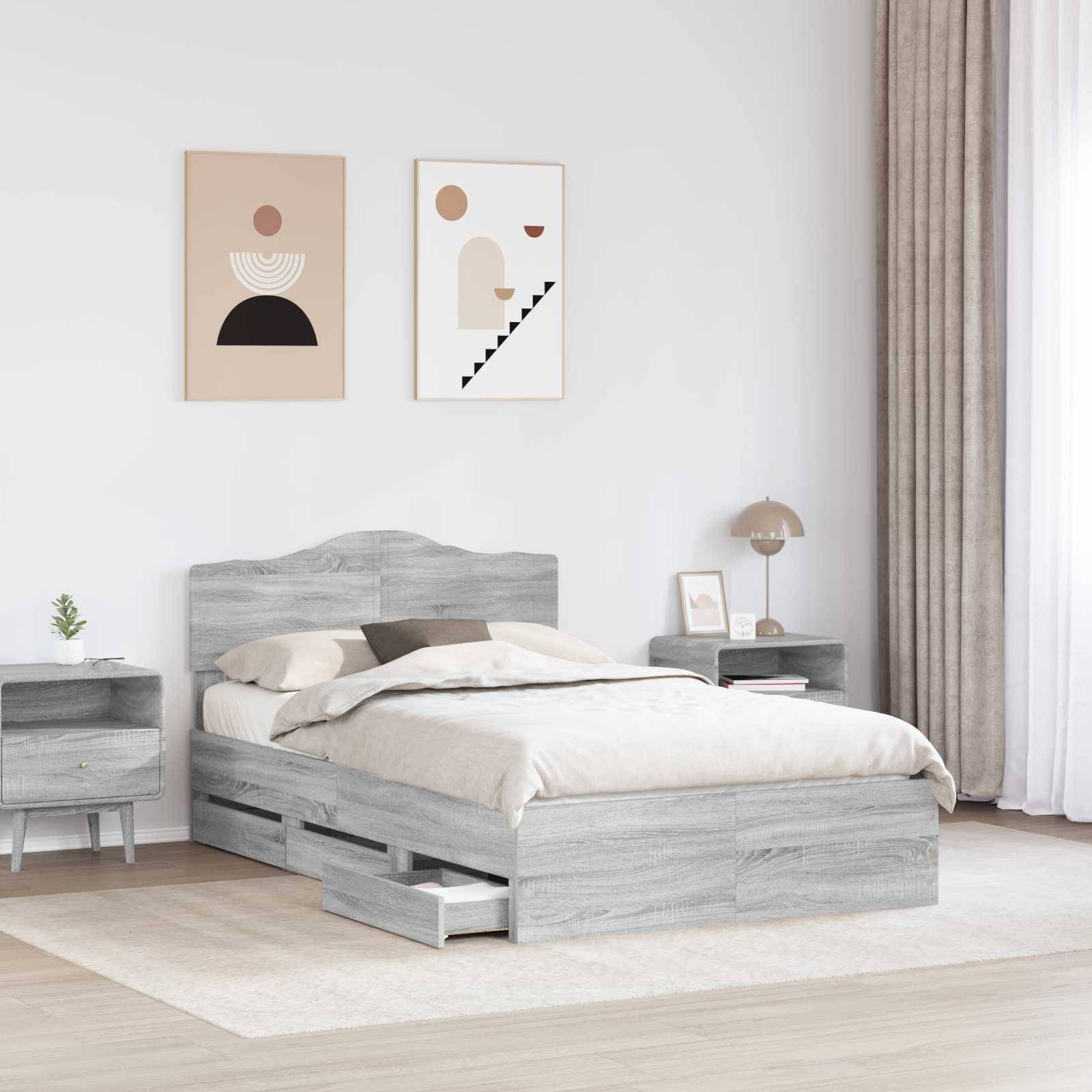 Ein modernes Schlafzimmer mit einem grauen Holzbett und passenden Nachttischen, zwei abstrakten Kunstwerken an der Wand und einem beigen Vorhang.