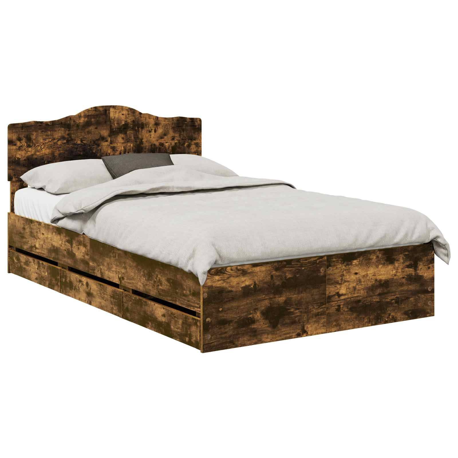 Ein Holzbettgestell mit rustikaler Oberfläche, versehen mit einem hohen Kopfteil und einem niedrigen Fußteil. Das Bett ist mit weißen Leinen und Kissen bezogen.