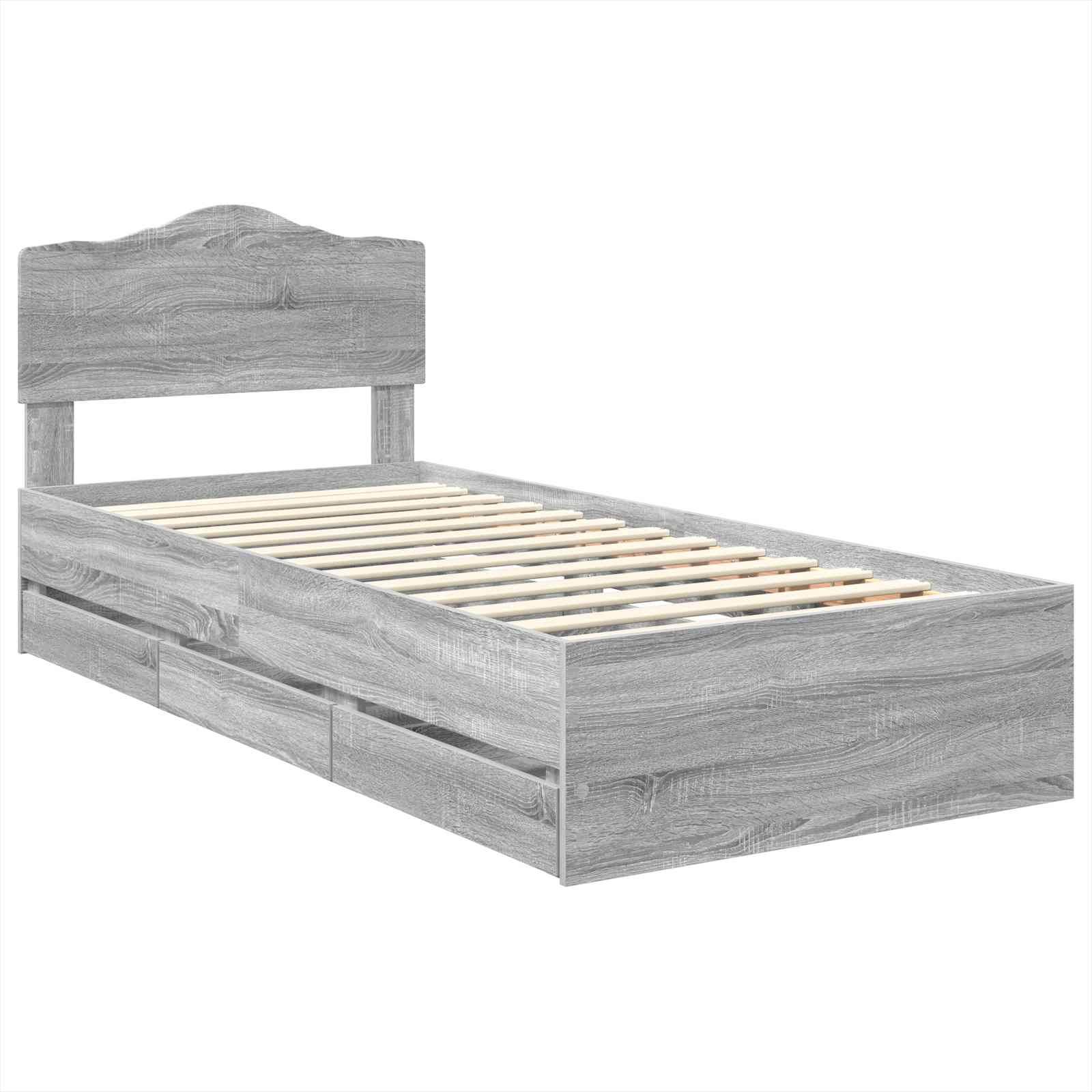 Ein grauer Holz-Plattformbettenrahmen mit einem lamelliertem Kopfteil und drei Aufbewahrungsschubladen darunter, auf einem weißen Hintergrund präsentiert.