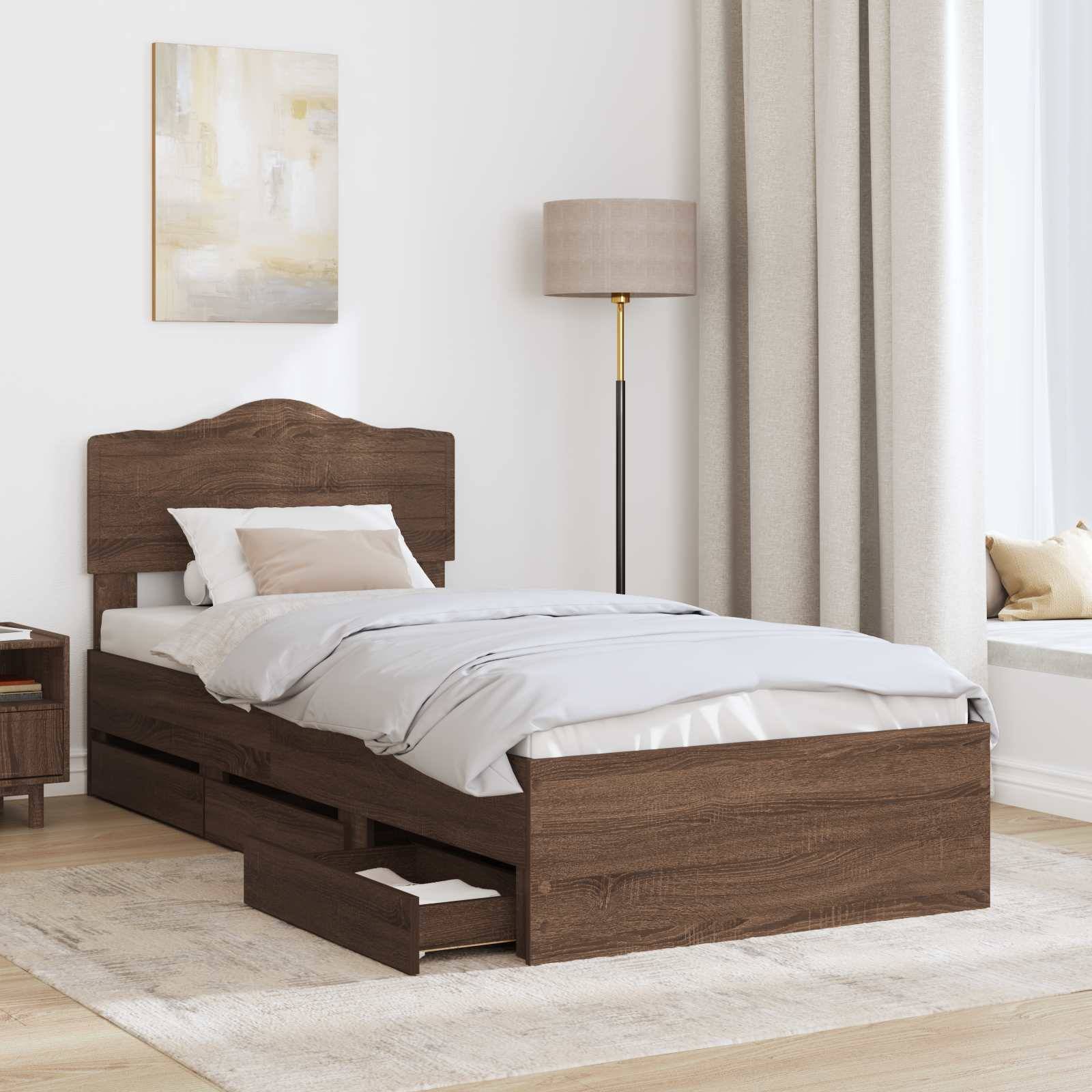Ein gemütliches Schlafzimmer zeigt ein Holzbett mit weißer Bettwäsche, einen Nachttisch, eine hohe Lampe und eine Fensterbank mit Kissen, die eine ruhige Atmosphäre schafft.