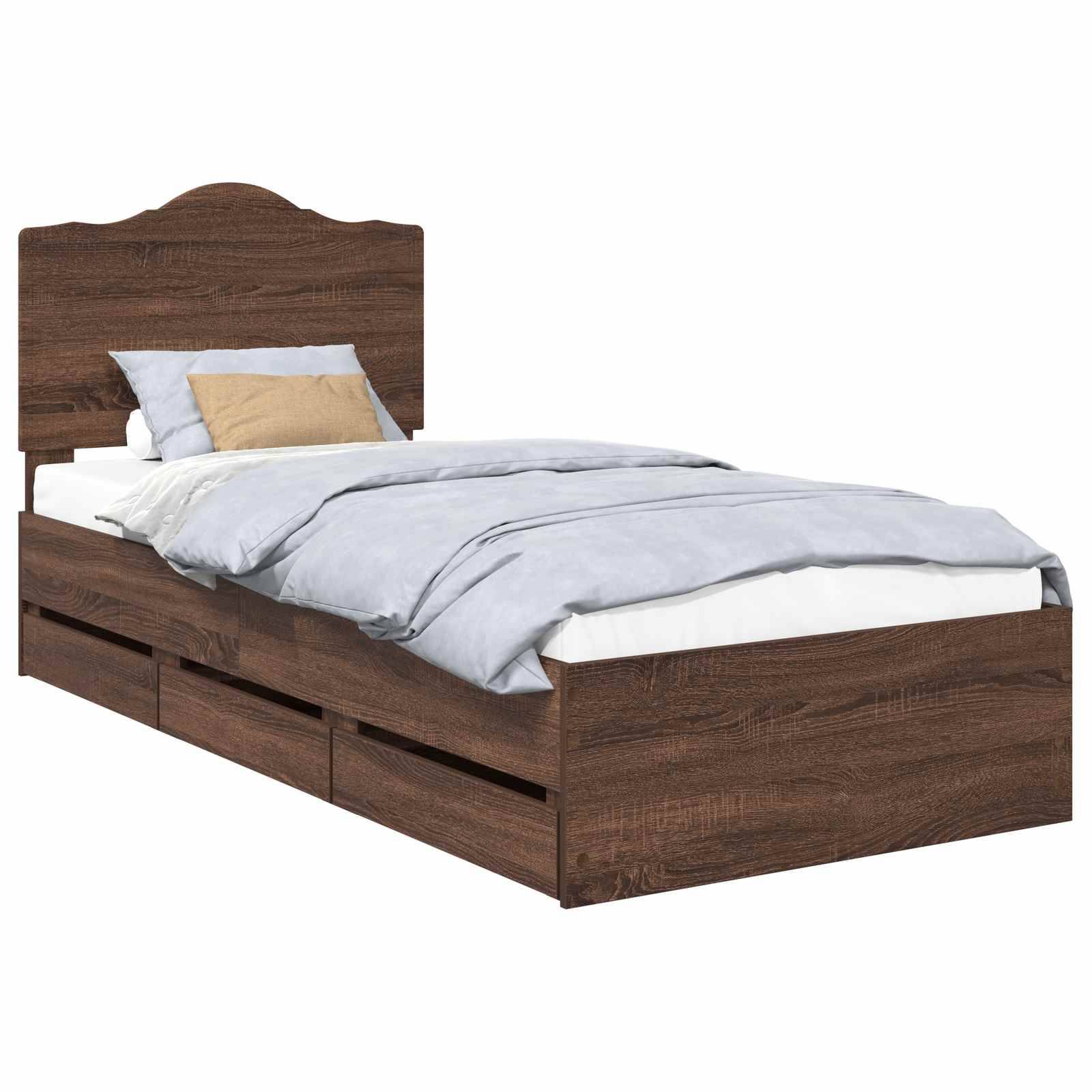 Ein Holzbett mit einem hohen Kopfteil, hellblaue Bettwäsche und einem beigen Kissen. Der Bettrahmen verfügt über integrierte Staurageschubladen darunter.