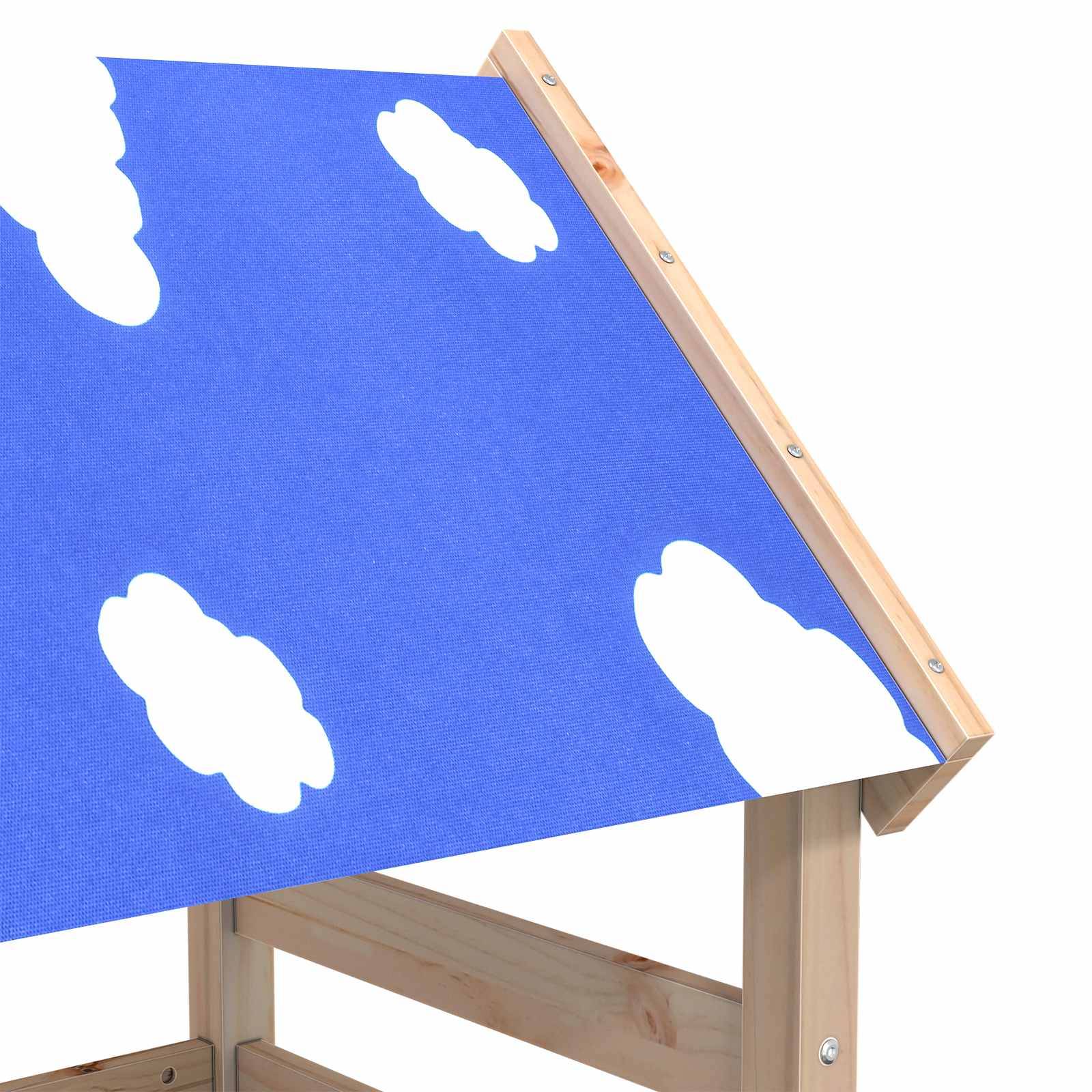 Ein Holzspielhaus mit einem blauen Dach, das weiße Wolkenformen trägt.