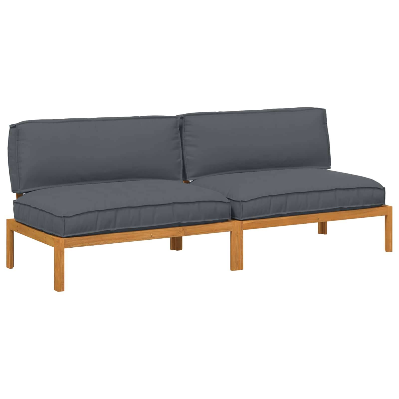 Eine Gartencouch mit Holzrahmen und blauen Sitzkissen und Rückenlehnen.