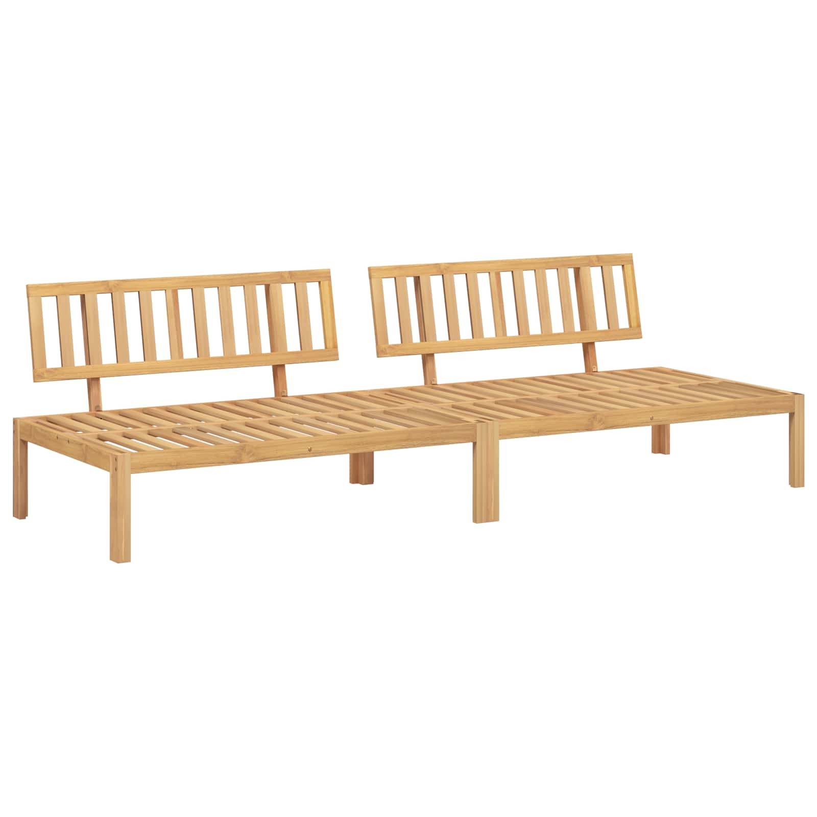 Eine Holz-Gartenbank mit Lamellenlehne und Sitzfläche, die für zwei Personen ausgelegt ist.