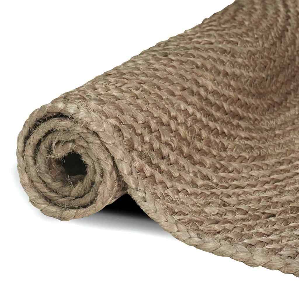 Eine aufgerollte beige Juteteppich mit gewebter Textur, teilweise ausgerollt auf weißem Hintergrund, der das natürliche Material und Muster hervorhebt.