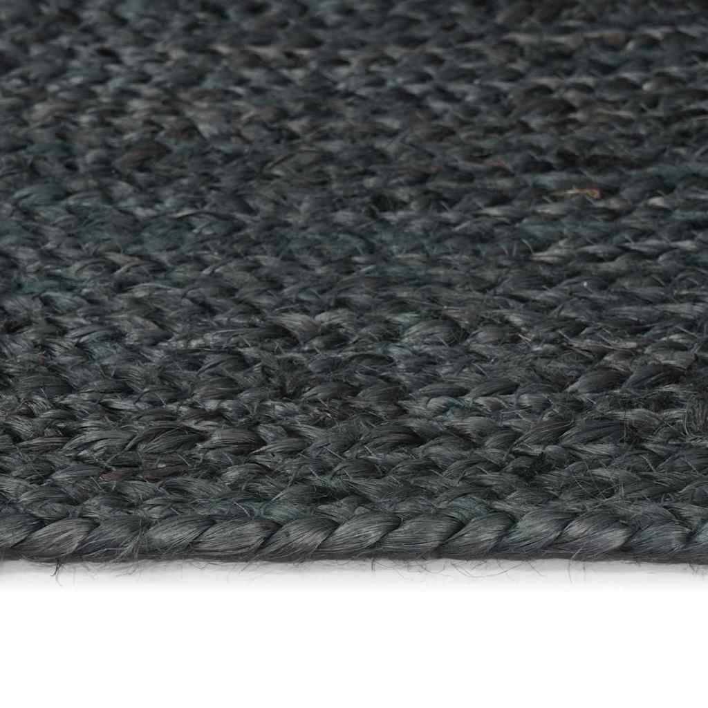 Ein Nahaufnahmebild eines dunkelgrauen geflochtenen Juteteppichs, das die Textur und das eng gewebte Muster zeigt.