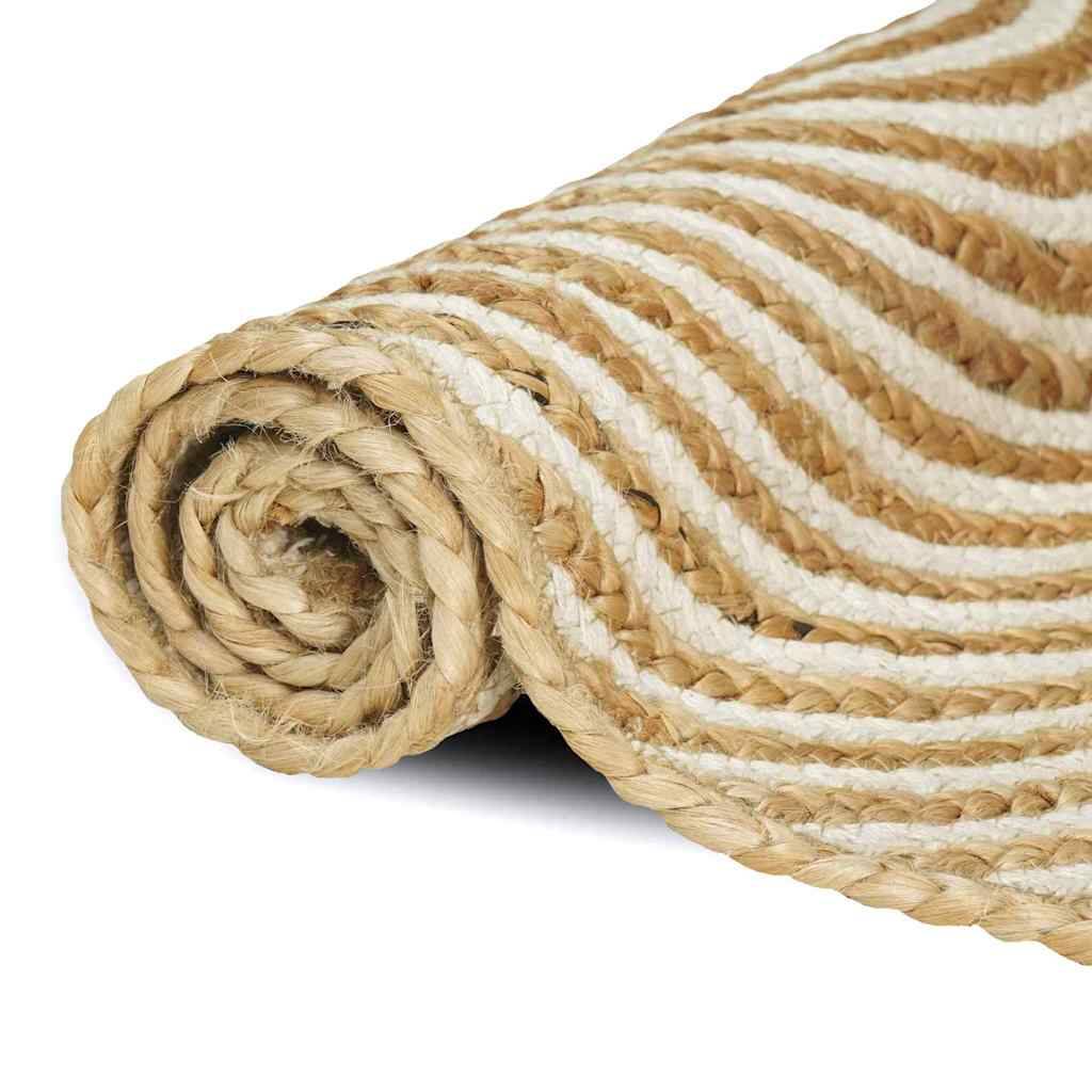 Ein aufgerollter, gewebter Juteteppich mit einem gestreiften Muster in Naturfarben und Weiß.