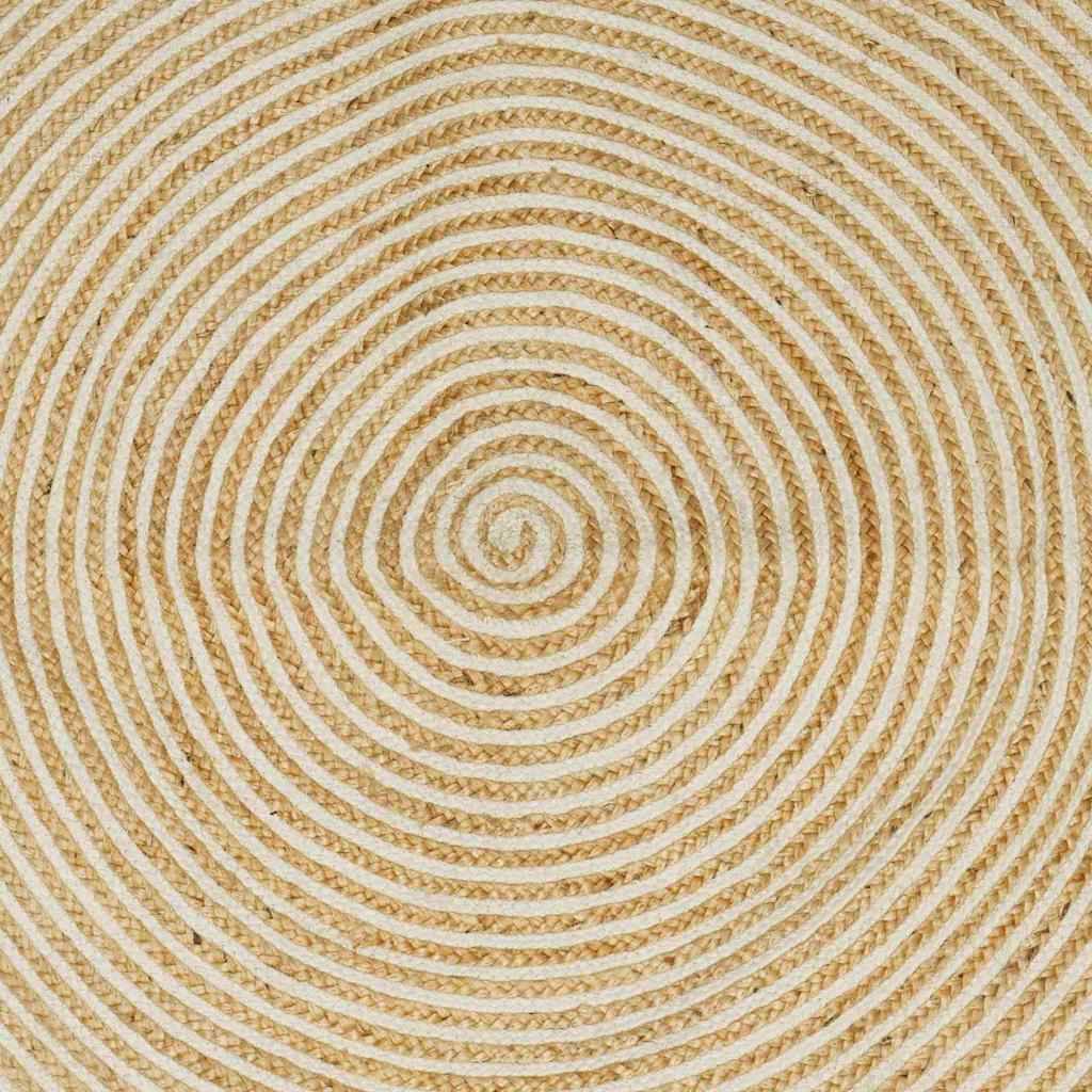 Eine dicht gewickelte, konzentrische Spiralmuster aus gewebten natürlichen Fasern, die ein kreisförmiges Design erzeugt.