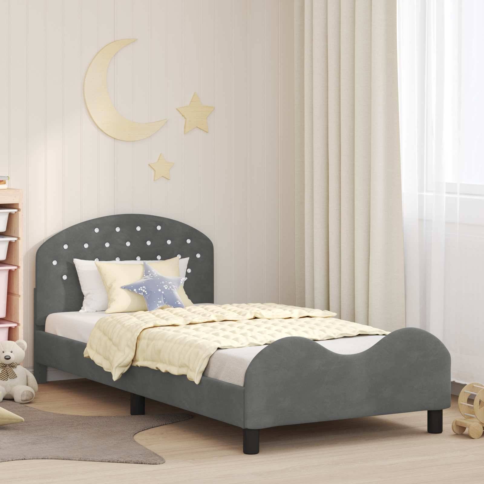 Ein gemütliches Kinderzimmer mit einem grauen Bett, einem Kopfteil mit Polka-Dots, Wanddekoration mit Halbmond und Sternen sowie weißen Vorhängen.