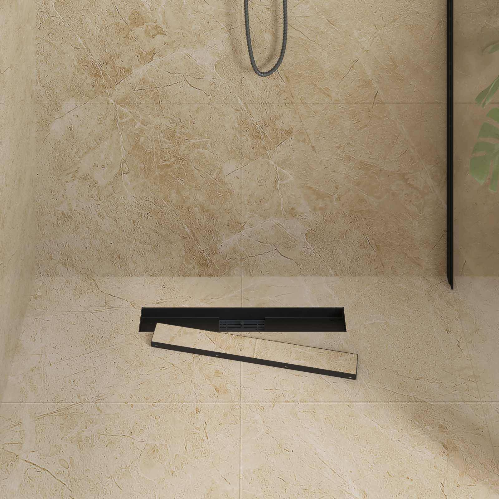 Eine beige geflieste Dusche mit einem schlanken, linearen Ablauf und einem wandmontierten Duschkopf. Die Fliesen haben ein dezentes Marmormuster.