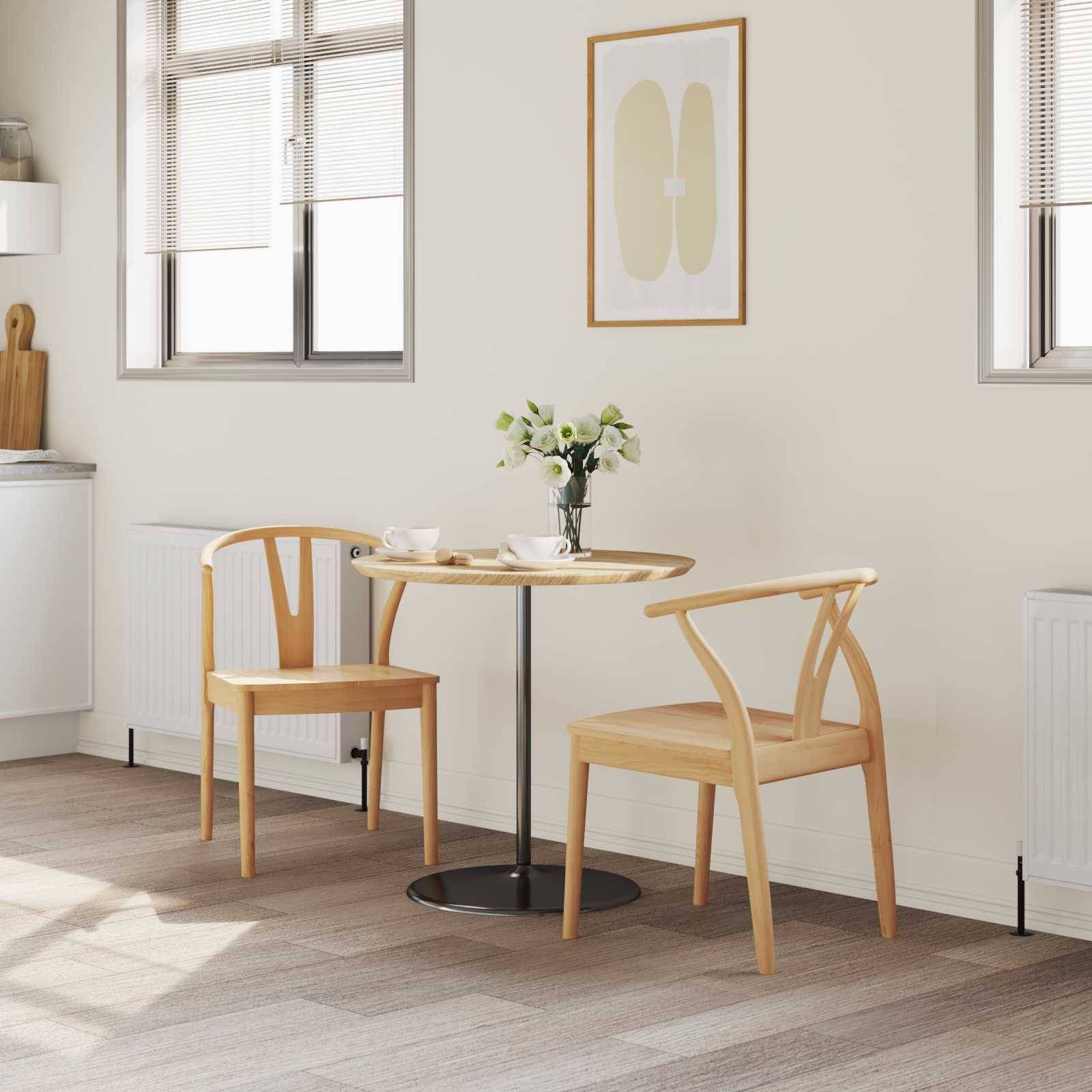 Ein moderner Essbereich zeigt einen kleinen Holztisch mit zwei Stühlen, eine Vase mit Blumen auf dem Tisch und minimalistische Wandkunst in einem hellen Raum.