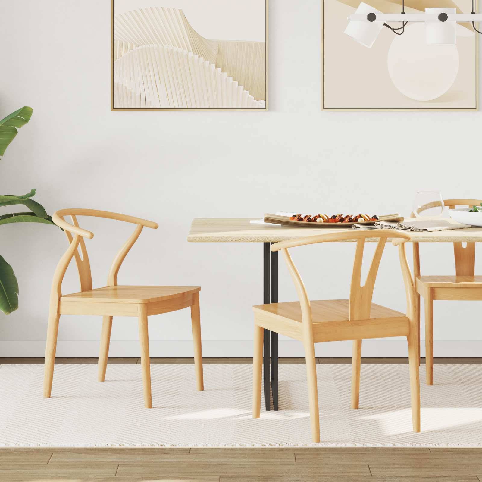 Ein moderner Essbereich mit einem Holztisch und Stühlen, heller Dekoration und abstrakten Kunstwerken an der Wand. Natürliches Licht und eine Pflanze schaffen eine ruhige Atmosphäre.