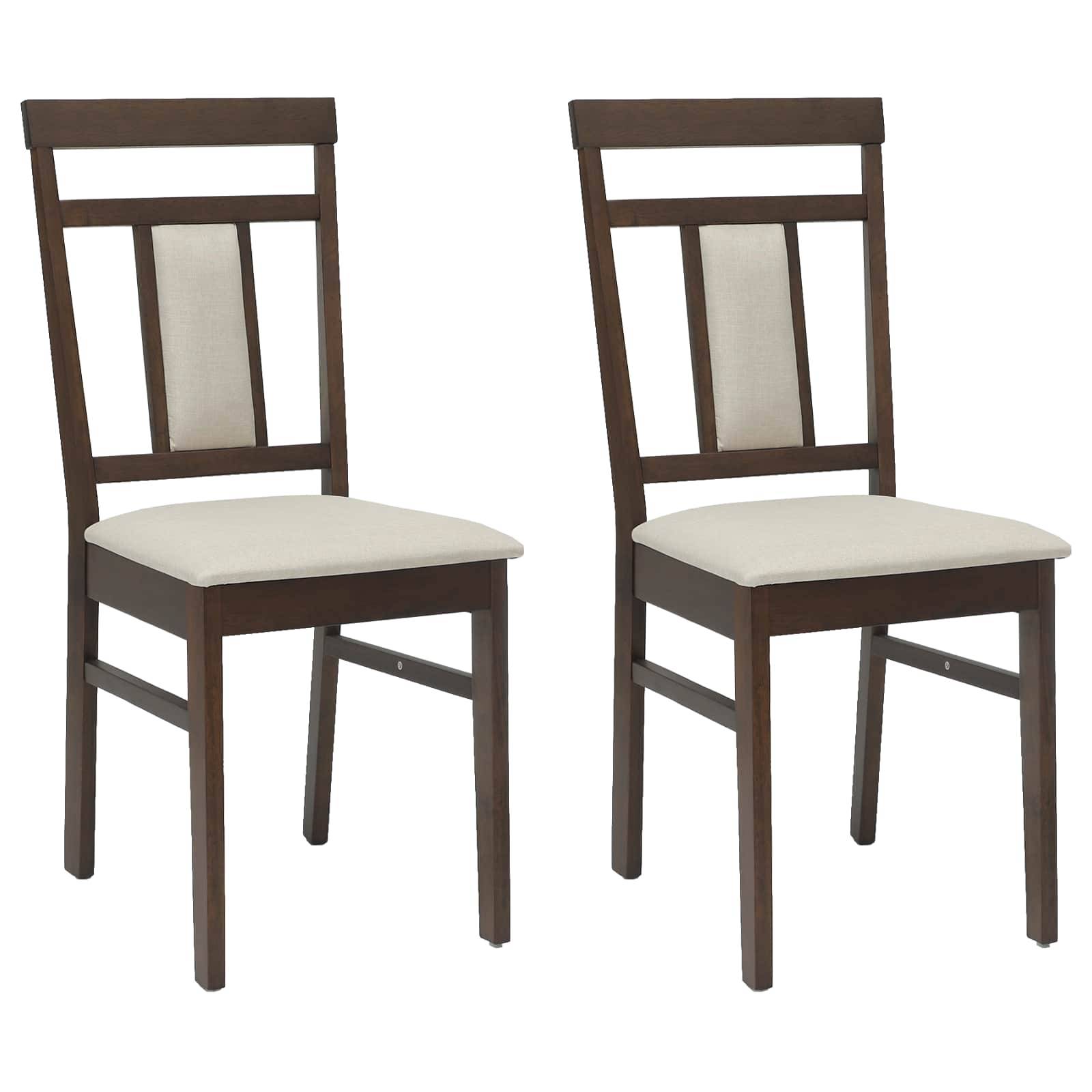 Zwei Holzstühle mit beigen gepolsterten Sitzen und Rückenlehnen, nebeneinander platziert. Das Design ist schlicht und modern.