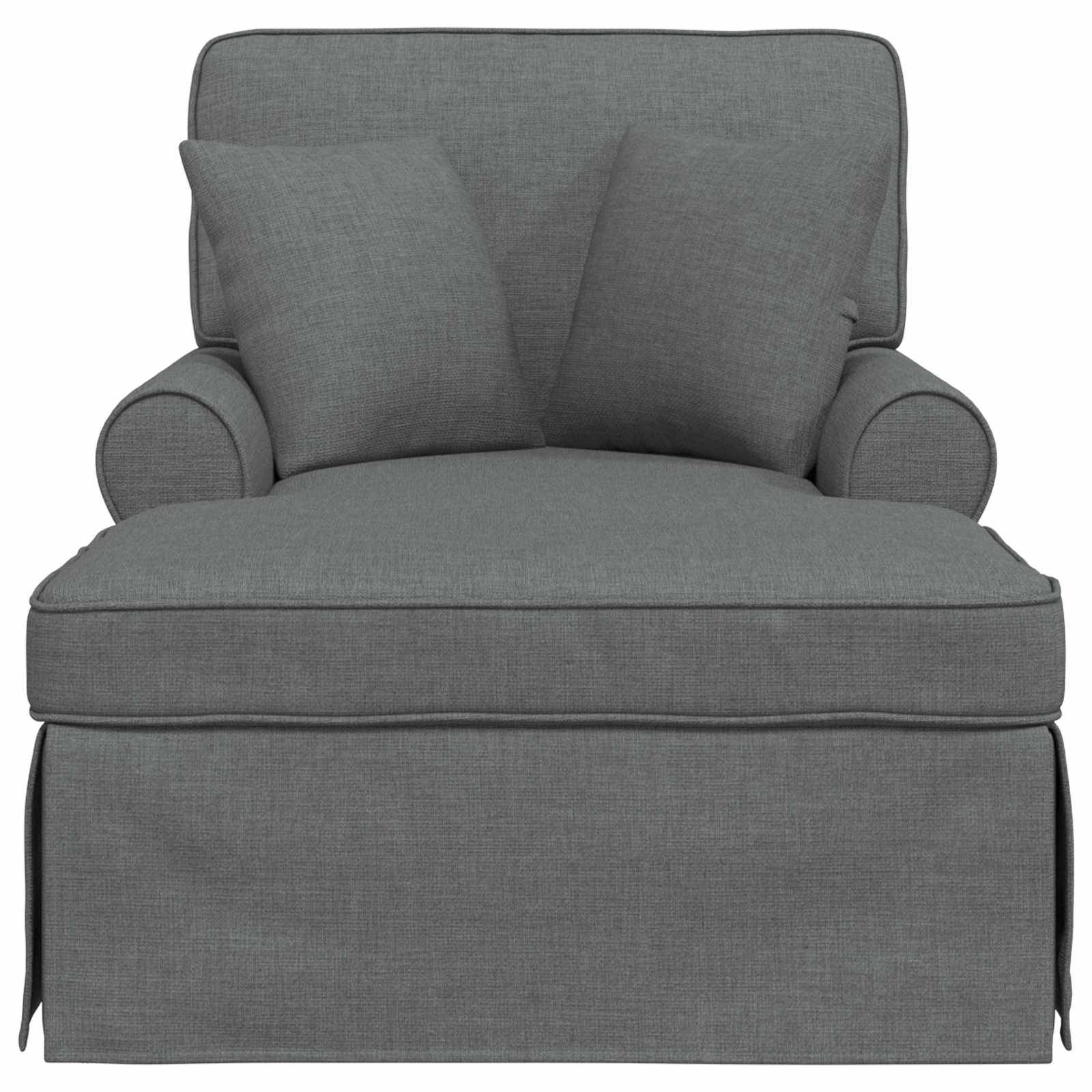 Ein grauer, gepolsterter Sessel mit hoher Rückenlehne und zwei passenden Kissen, der mit einem Rockabschluss für einen klassischen, gemütlichen Look versehen ist.