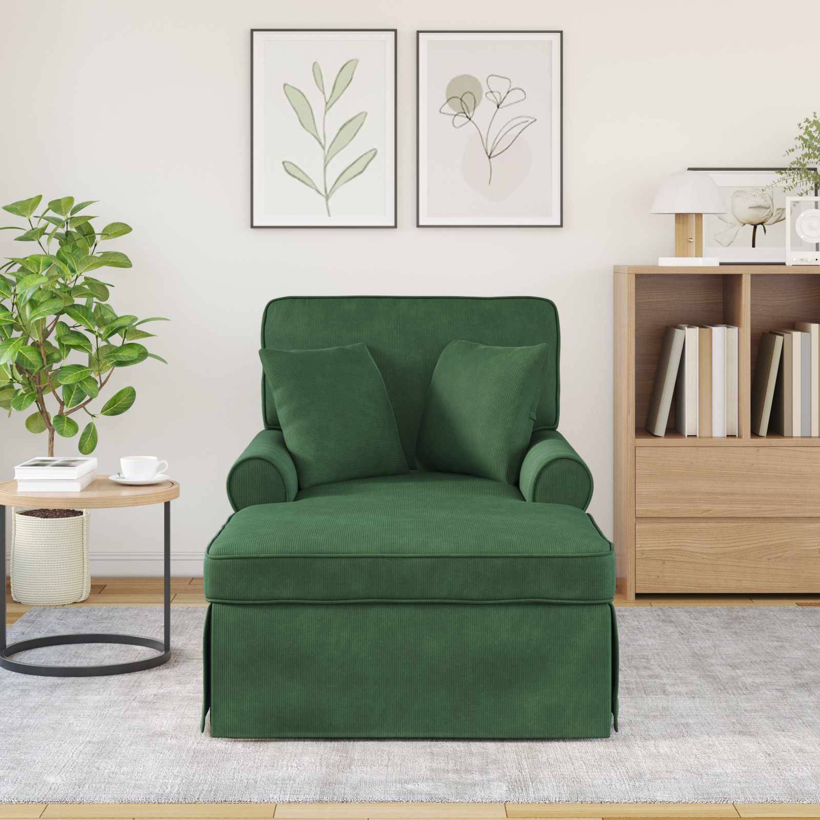 Ein grüner Sessel mit Kissen steht in einem Wohnzimmerambiente, mit einem Bücherregal, zwei gerahmten Pflanzenillustrationen und einer Topfpflanze.
