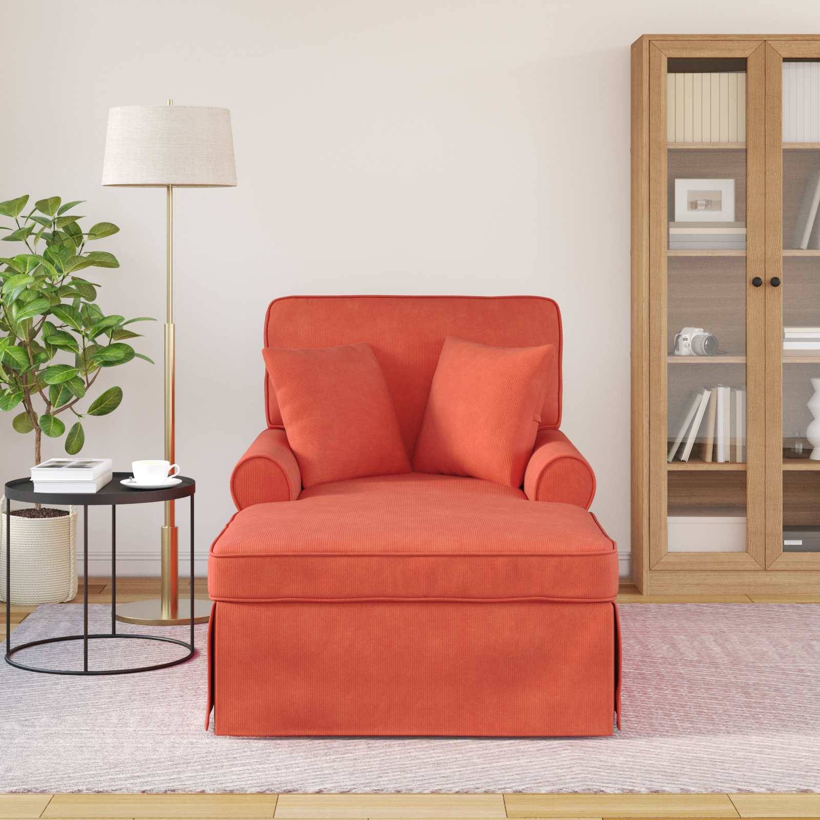 Ein gemütliches Wohnzimmer mit einem orangefarbenen Sessel, zwei Kissen, einer Stehlampe, einer Pflanze, einem Beistelltisch mit einer Tasse und einem Holzschrank mit Glastüren.