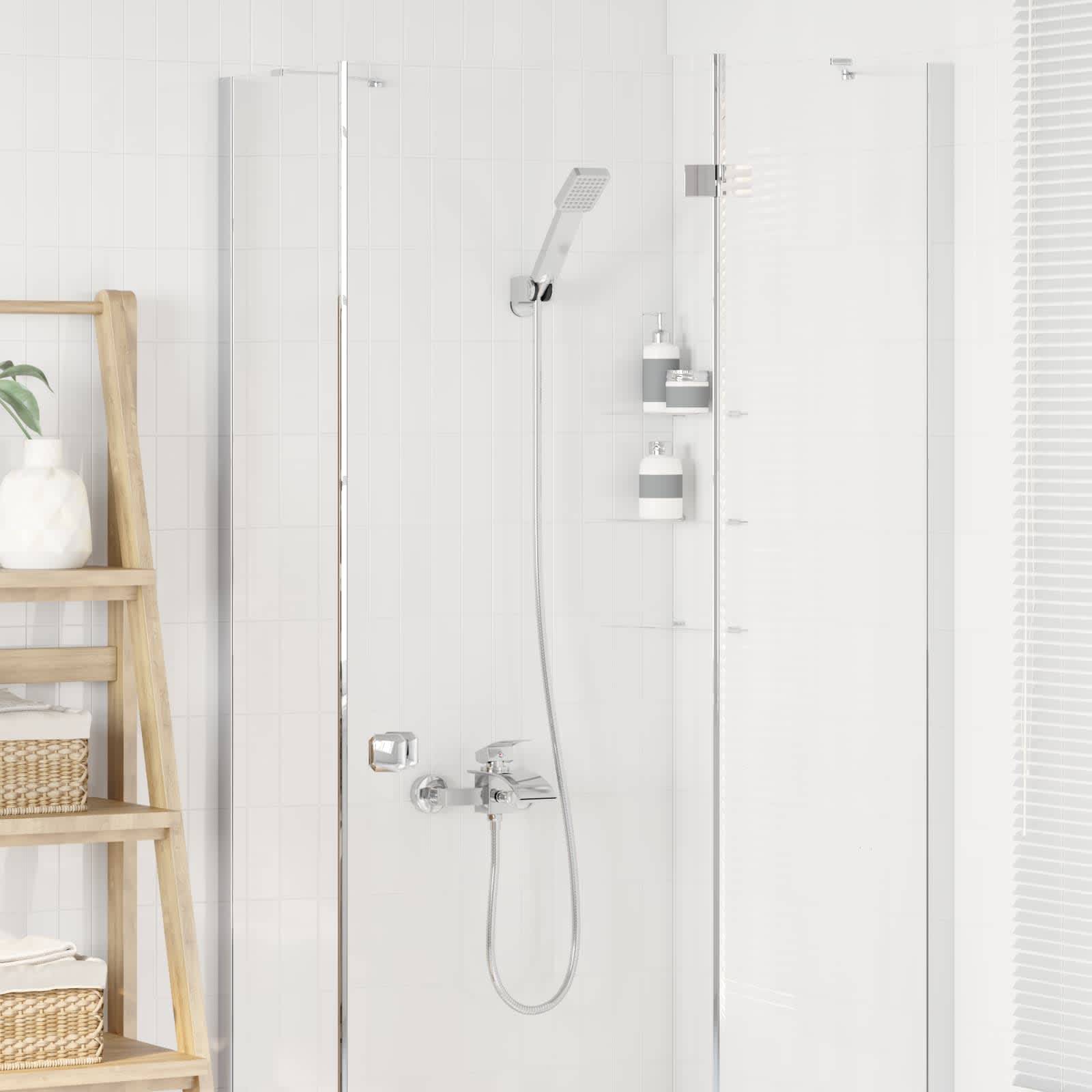 Ein modernes Badezimmer verfügt über eine Glasdusche mit minimalistischen Chrom-Armaturen. Ein Holzregal mit Handtüchern und Körben befindet sich links.