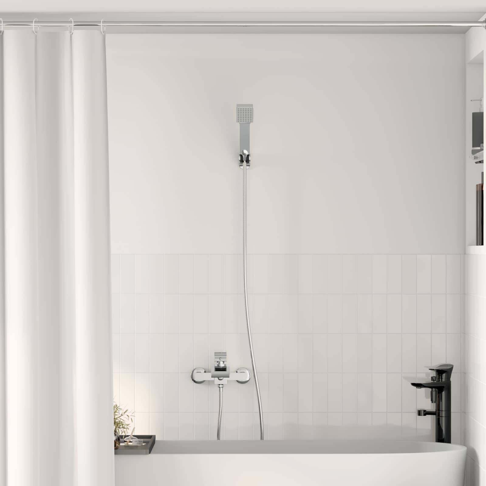 Ein minimalistisches weißes Badezimmer mit einem Duschvorhang, einer Badewanne und einem wandmontiertem Handbrausen.