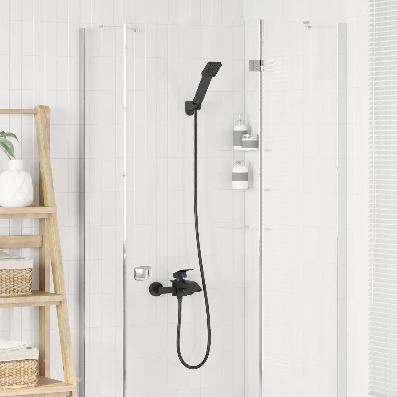 Modernes Badezimmer-Duschbereich mit einem schwarzen Handbrause und Wasserhahn, klarer Glastür, Holzregal mit Körben und einer weißen Vase mit Grünpflanzen.