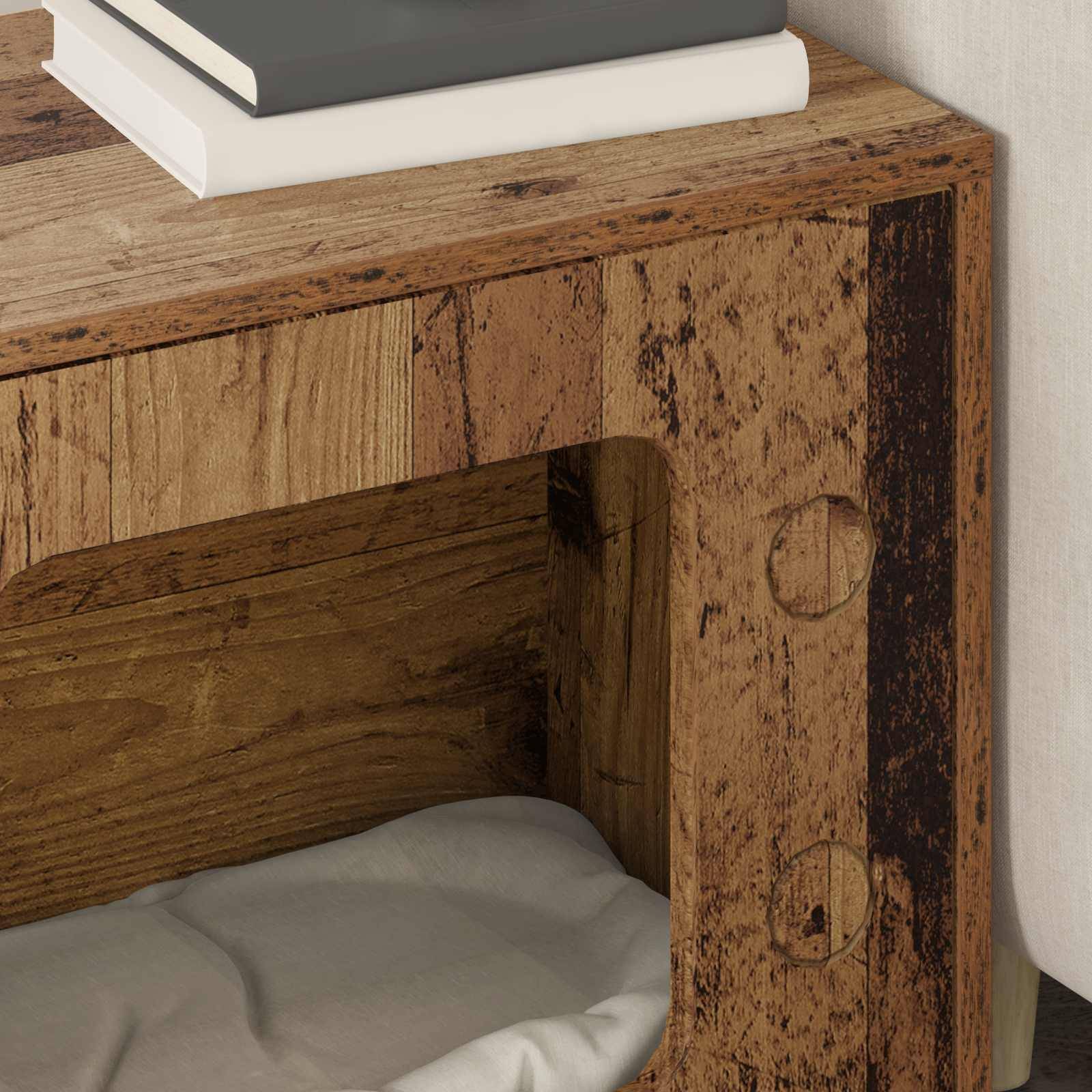 Ein Holz-Nachttisch mit einem Stapel Bücher obenauf und einem offenen Stauraum darunter.