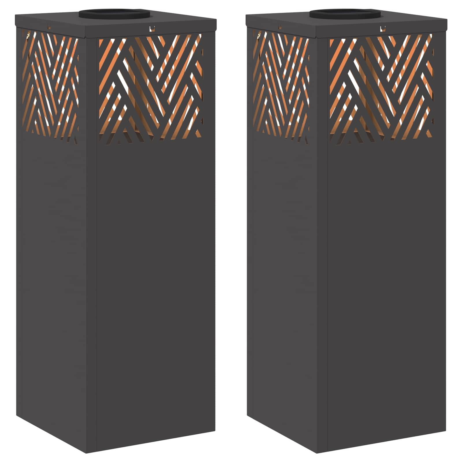 Zwei hohe, schwarze Terrassenheizstrahler mit Gittermuster-Ausschnitten nahe der Oberseite, die warmes Licht abstrahlen, stehen nebeneinander.