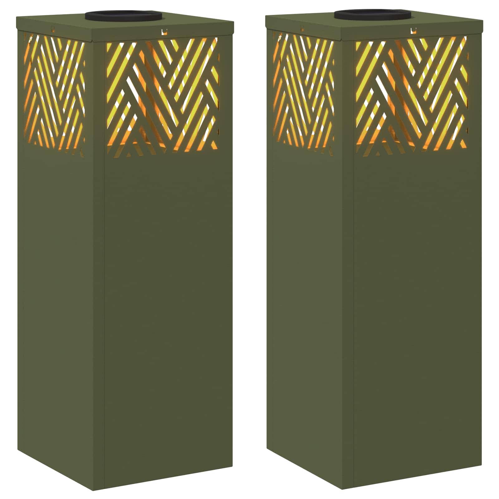 Zwei grüne Laternen mit diagonalen Ausschnittmustern an der Oberseite, die ein warmes gelbes Licht ausstrahlen.