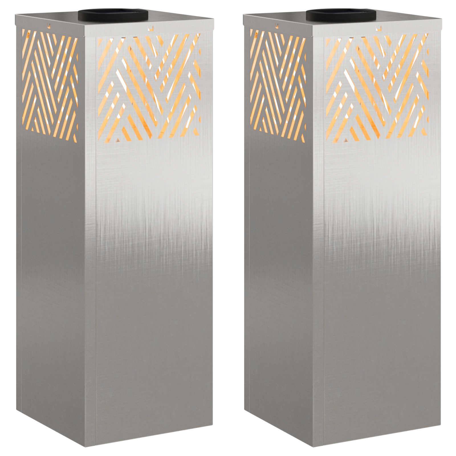 Zwei hohe, rechteckige Metalllaternen mit geometrischen Aussparungen nahe dem Oberende strahlen ein warmes Licht aus und schaffen dadurch ein zeitgemäßes Dekordesign.