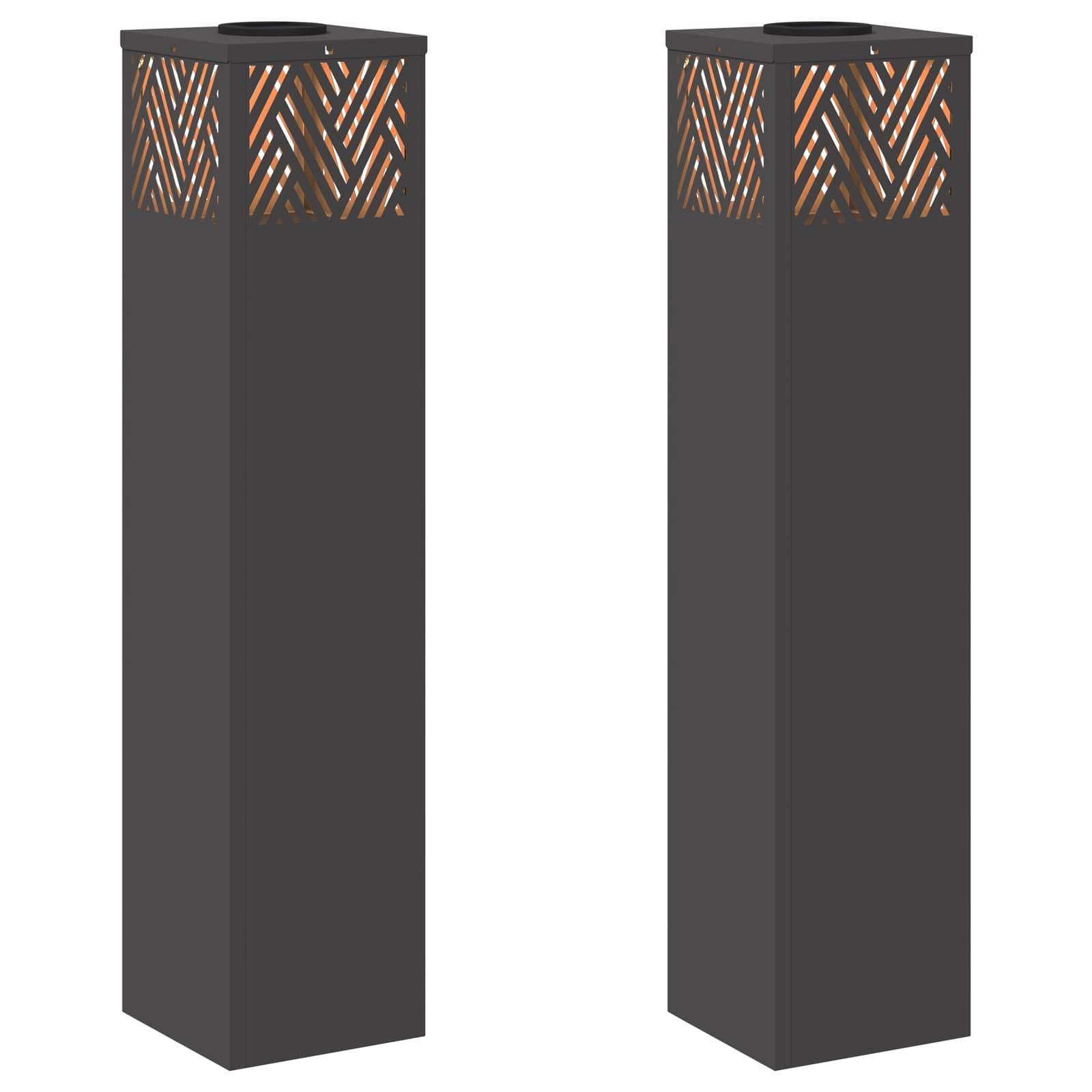 Zwei hohe, schwarze Außenheizstrahler mit dekorativen Gitteroberflächen, innen orange leuchtend. Modernes Design für Garten- oder Terrassennutzung.