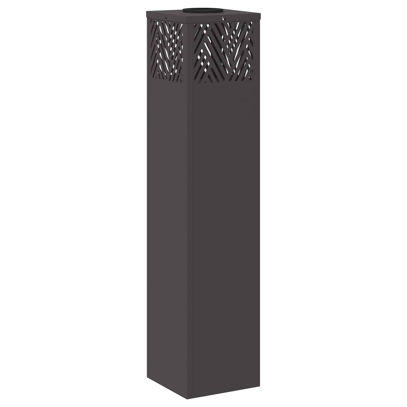 Eine hohe, schwarze, rechteckige Außenleuchte mit ausgeschnittenen Mustern nahe der Spitze, die für dekorative Beleuchtung konzipiert ist.