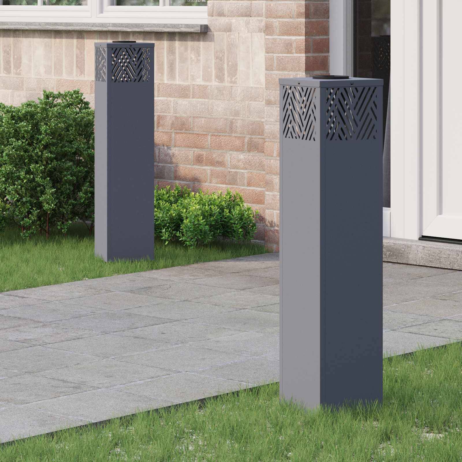 Moderne Metallaußenleuchten sind auf einem Rasenplatz in der Nähe eines Ziegelgebäudes und großer Fenster platziert und bereichern den Raum mit dekorativen Elementen.