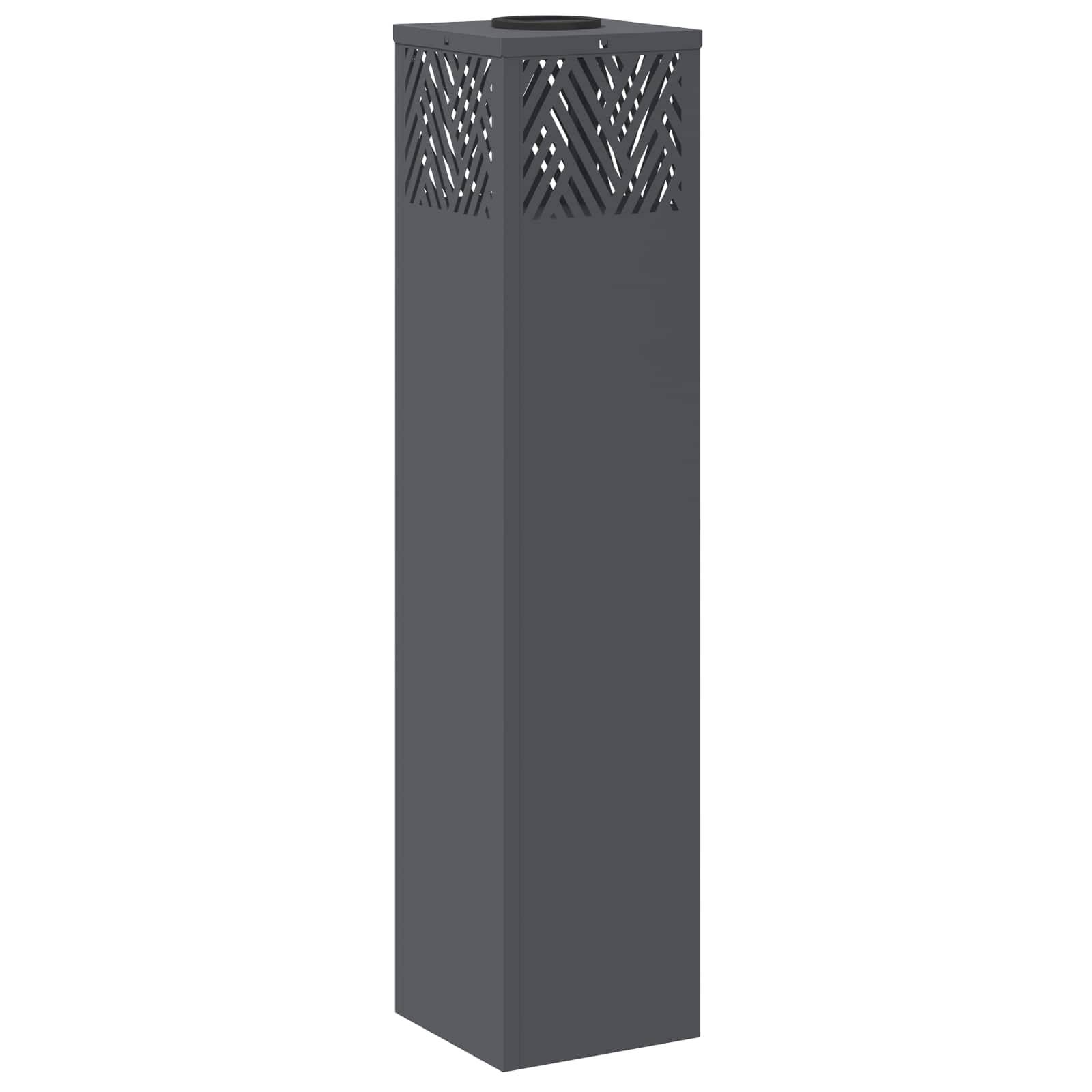 Hoher, rechteckiger Metall-Feuerofen mit dekorativem Ausschnittmuster nahe der Oberseite, konzipiert für Außenheizung.