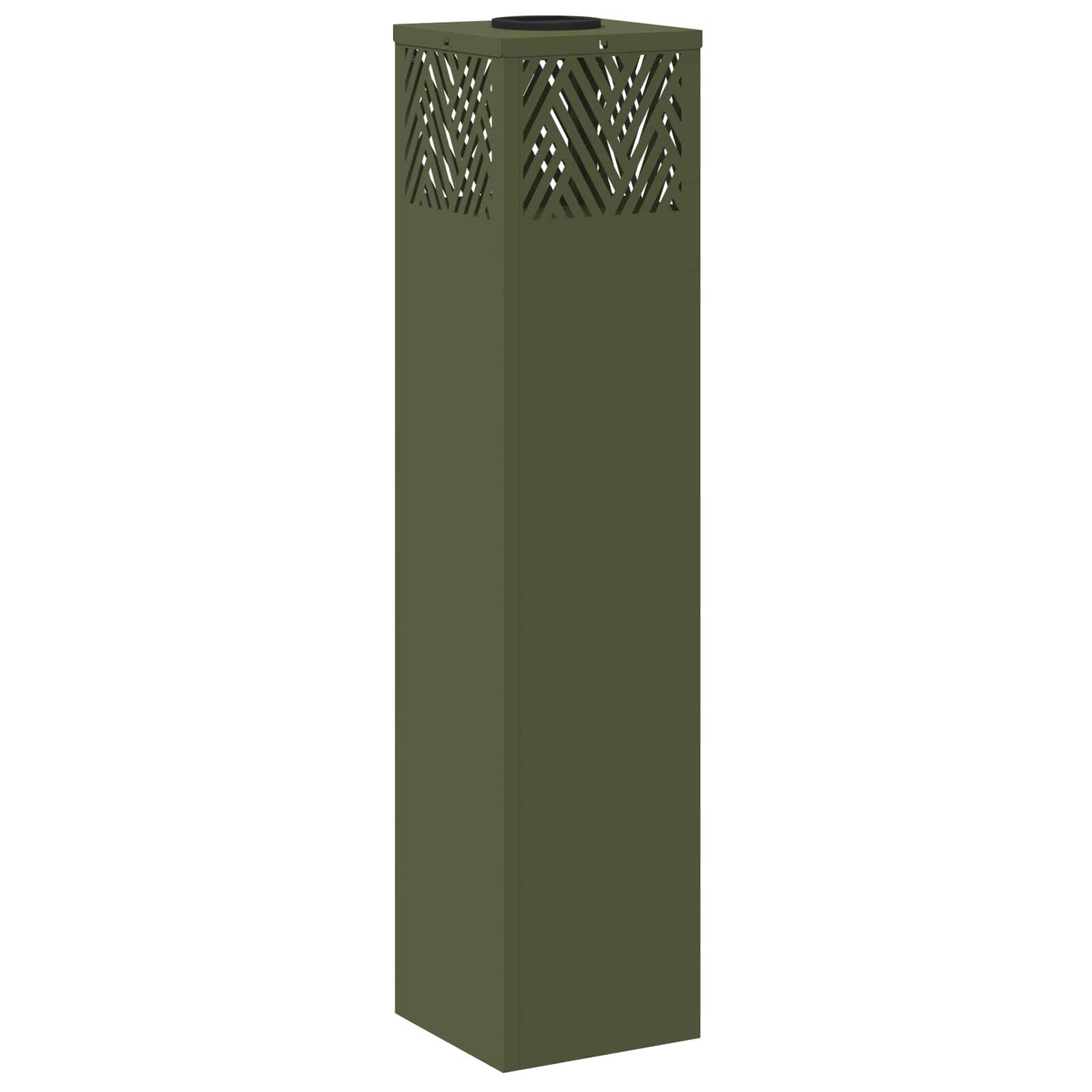 Ein hoher, grüner, quadratischer Außenheizer mit dekorativen Ausschnittmustern an der Oberkante.