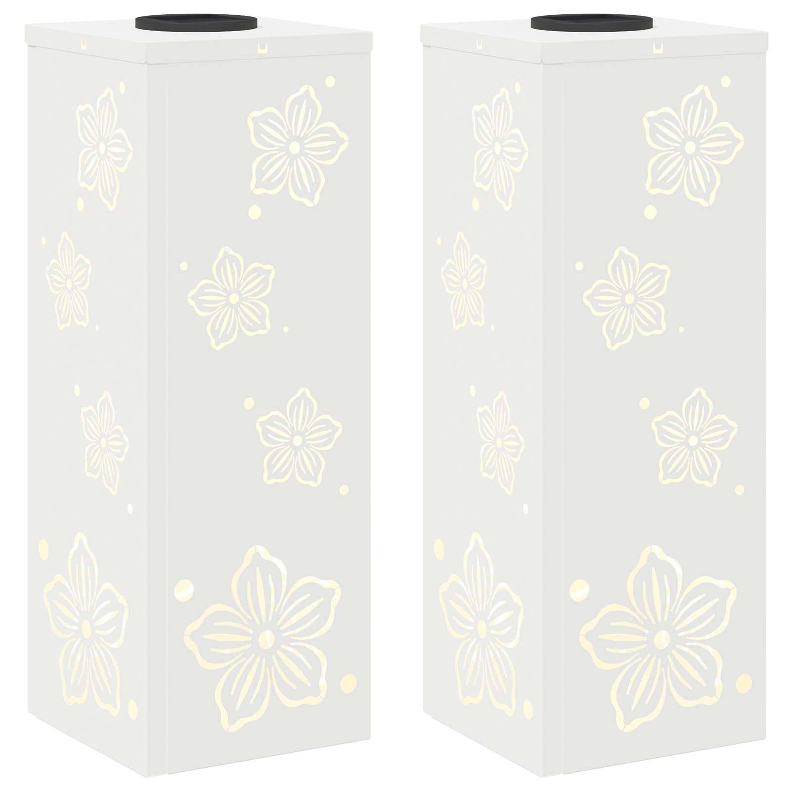 Zwei hohe, rechteckige Laternen mit einem Blumenmuster leuchten sanft. Sie stehen nebeneinander und zeigen jeweils beleuchtete Blumendesigns.