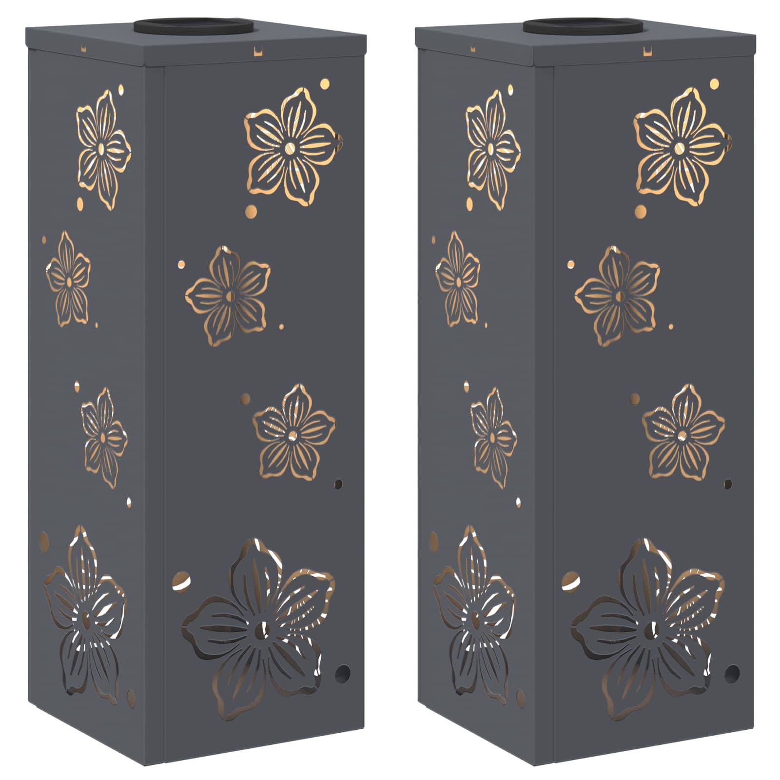 Zwei dekorative schwarze Laternen mit floralen Ausschnitten und kreisförmigen Mustern, die für ambientes Licht konzipiert sind. Sie stehen nebeneinander.