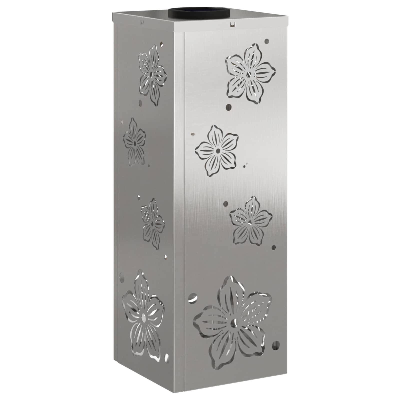 Ein Silbermetall-Räucherstäbchenhalter mit floralen Ausschnittsmustern an den Seiten. Die Oberseite hat eine runde Öffnung zur Platzierung von Räucherstäbchen.