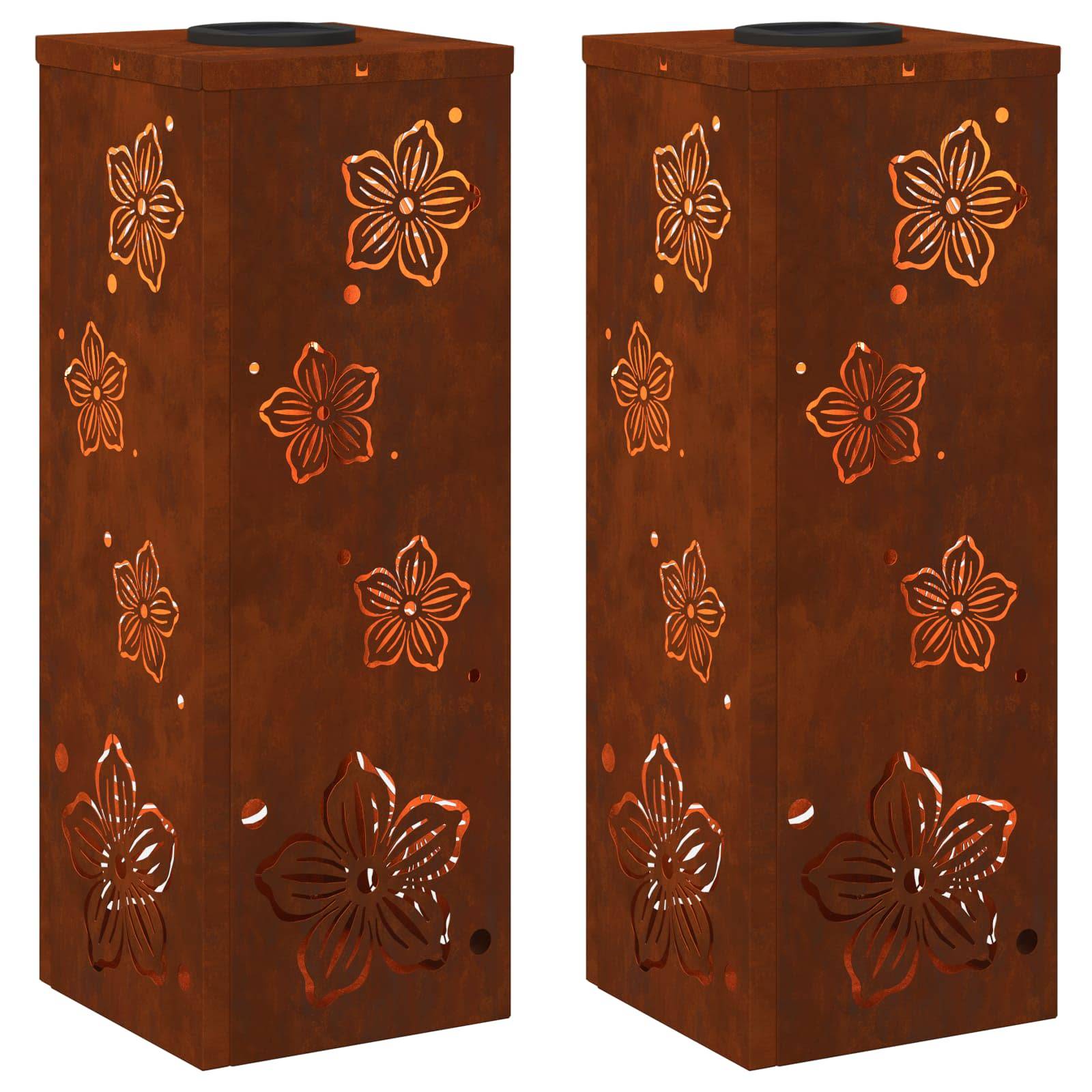 Zwei hohe, braune Räuchergefäße mit Blumengraviuren an allen Seiten, versehen mit orangefarbenen Punktakzenten.