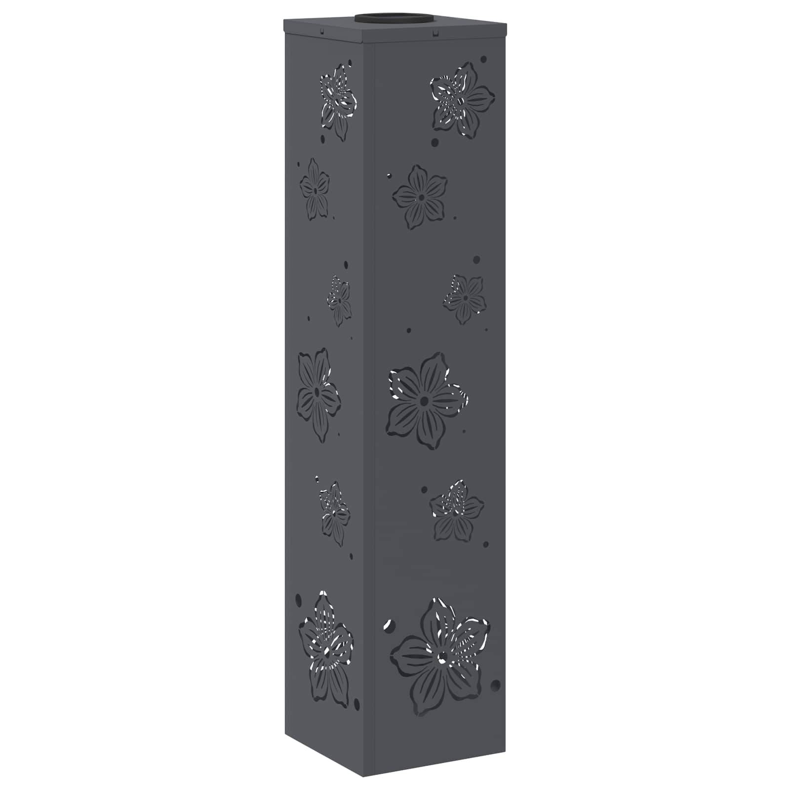 Eine hohe, rechteckige schwarze Metalllaterne mit floralen Ausschnittmustern, die dekorative Lichtmuster erzeugt.