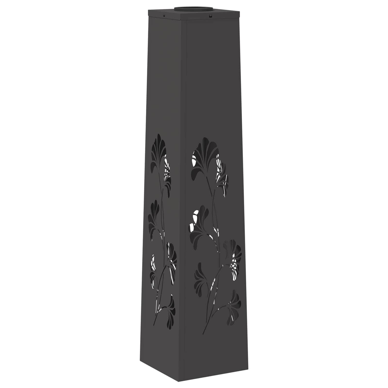 Eine hohe, schwarze, rechteckige Laterne mit floralen Ausschnittdesigns an den Seiten lässt das Licht durch die Formen scheinen.