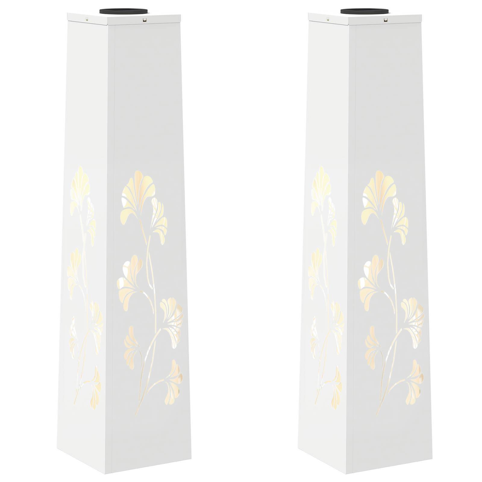 Zwei hohe, weiße, rechteckige Lampen mit Blumenausschnitten, die ein sanftes, warmes Leuchten verbreiten. Nebeneinander vor einem schlichten Hintergrund platziert.