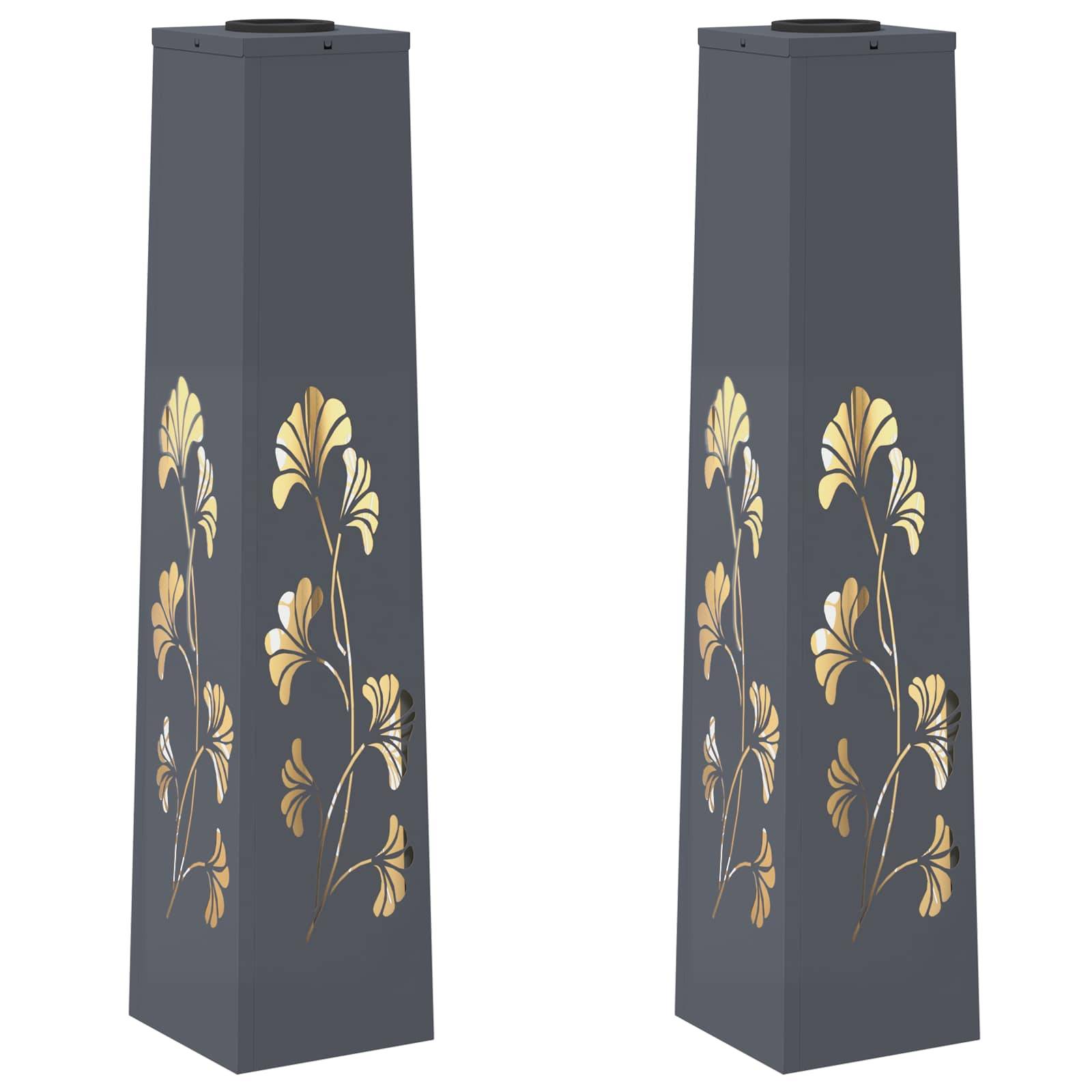 Zwei hohe, dunkle Laternen mit goldenen Blumenmustern, nebeneinander platziert, die einen dekorativen und eleganten Eindruck hinterlassen.