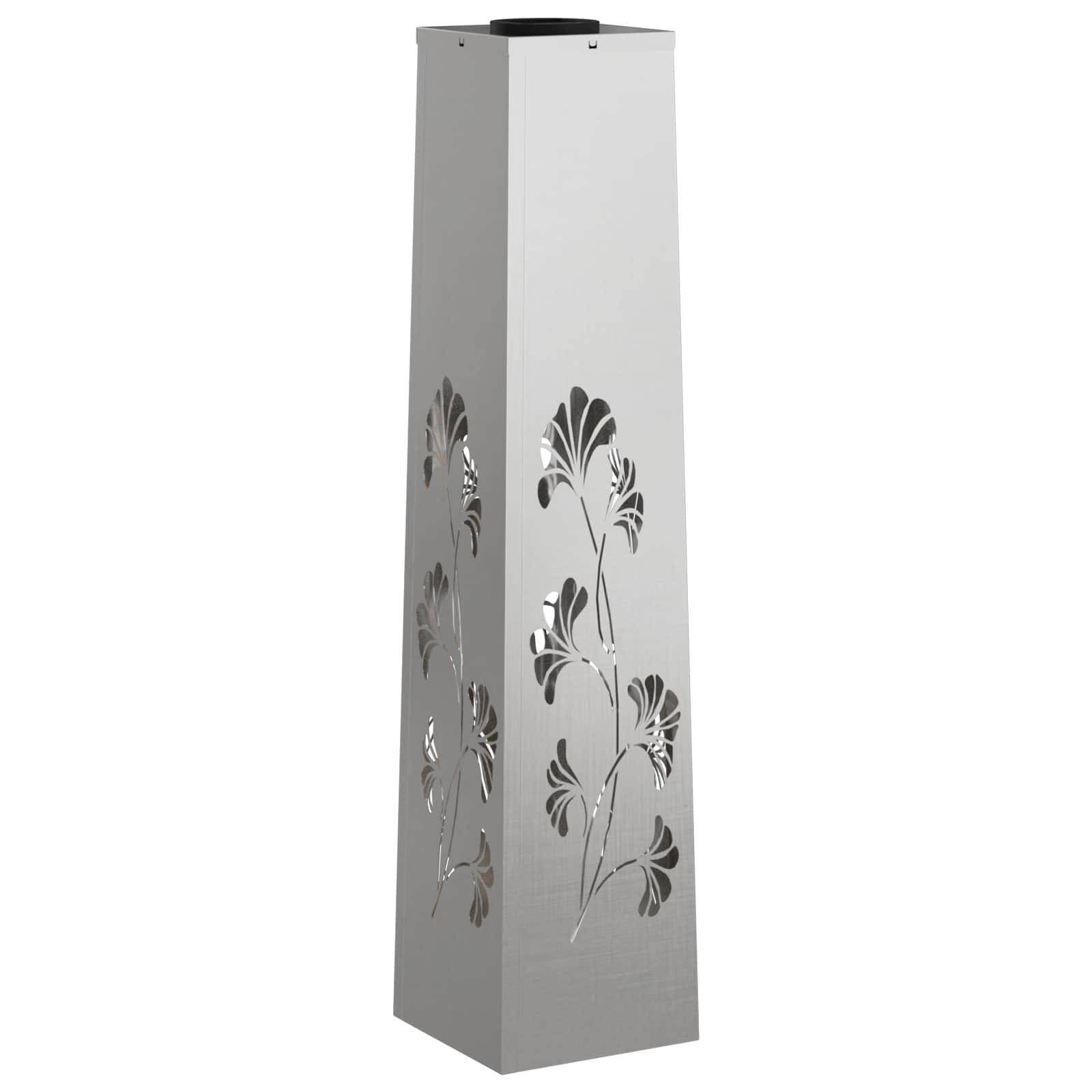 Ein hoher, silberner Kerzenständer mit ausgeschnittenen Blumenmotiven an seinen Seiten.